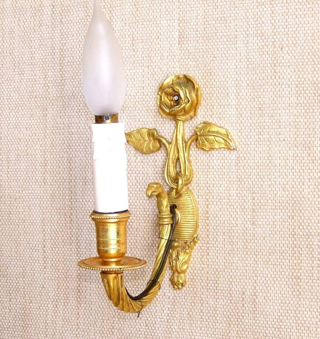 Applique murale vintage Empire à une lumière en laiton moulé, éclairage d'époque français. Applique à décor de rose et d'aigle. photo 87.0