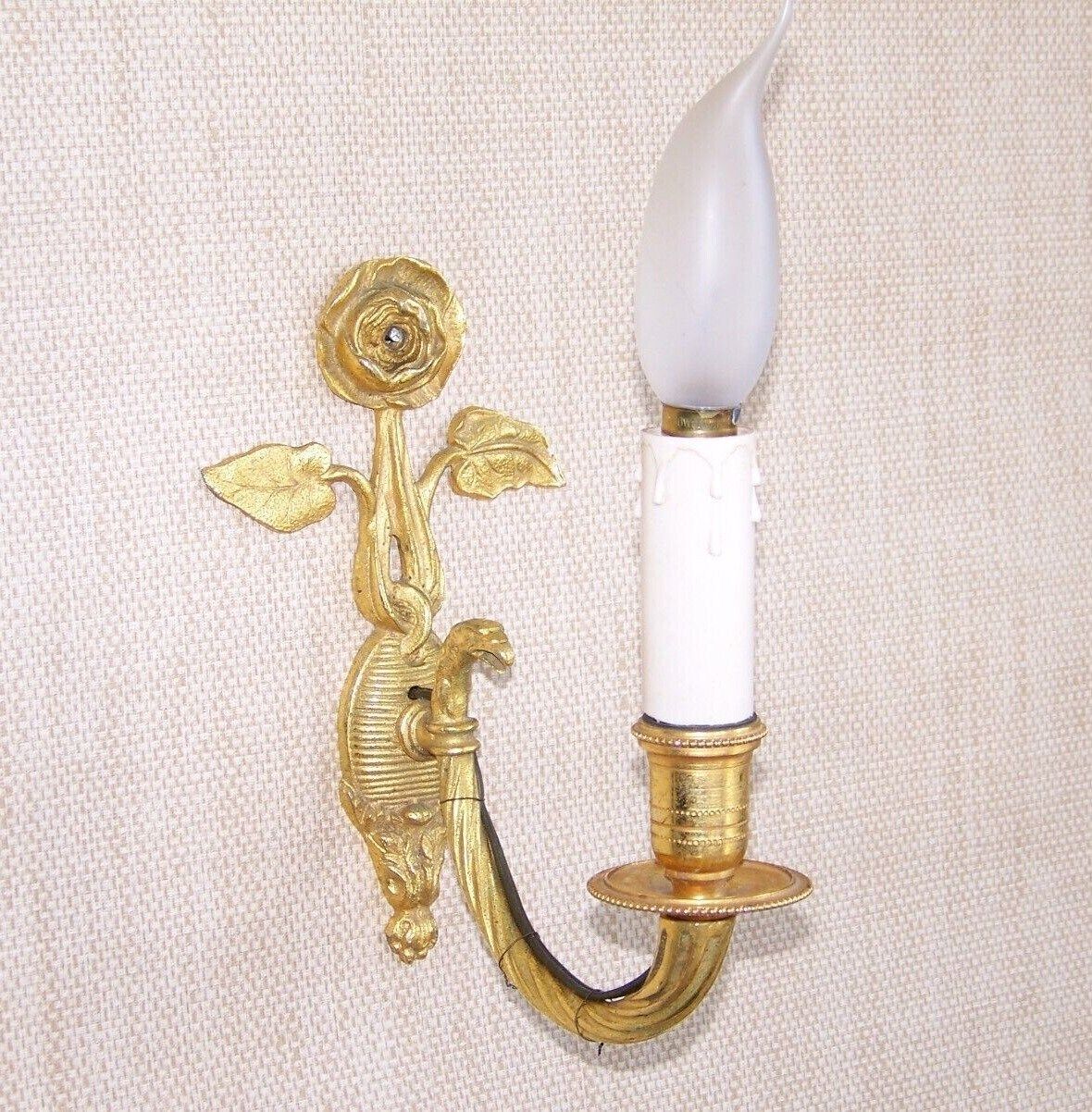 Applique murale vintage Empire à une lumière en laiton moulé, éclairage d'époque français. Applique à décor de rose et d'aigle. photo vinterior