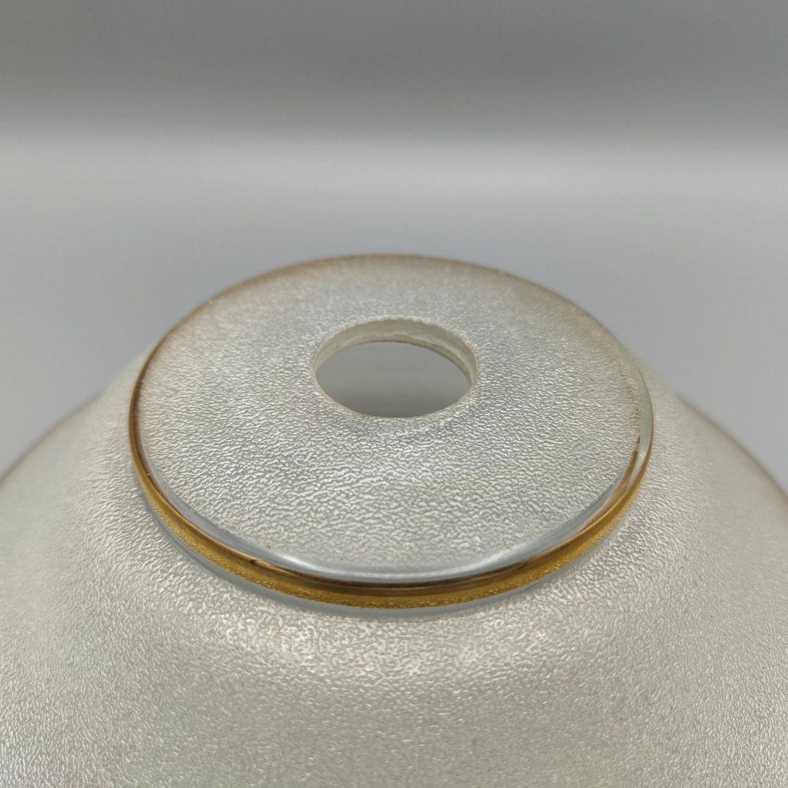 Lot de 3 abat-jour de lustre vintage français en verre texturé blanc à bandes dorées - Luminaires vintage français. Abat-jour de lustre vintage. photo Luminaires