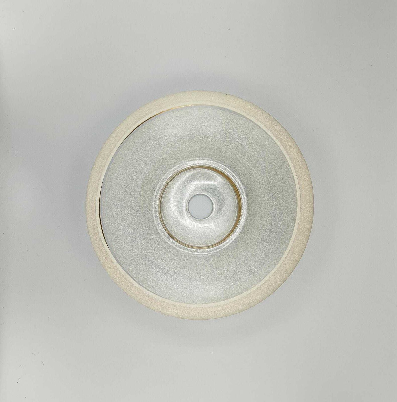 photo furniture Lot de 3 abat-jour de lustre vintage français en verre texturé blanc à bandes dorées - Luminaires vintage français. Abat-jour de lustre vintage.