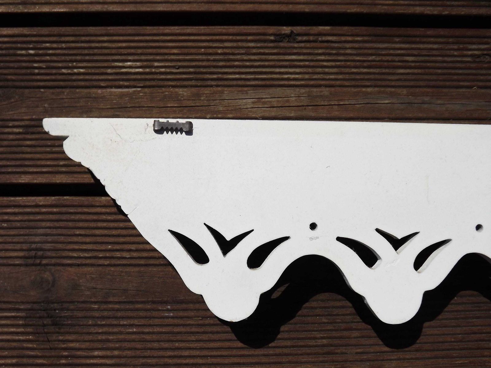 Porte-manteau mural vintage français shabby chic en bois patiné blanc, étagère et 6 patères. photo vintage