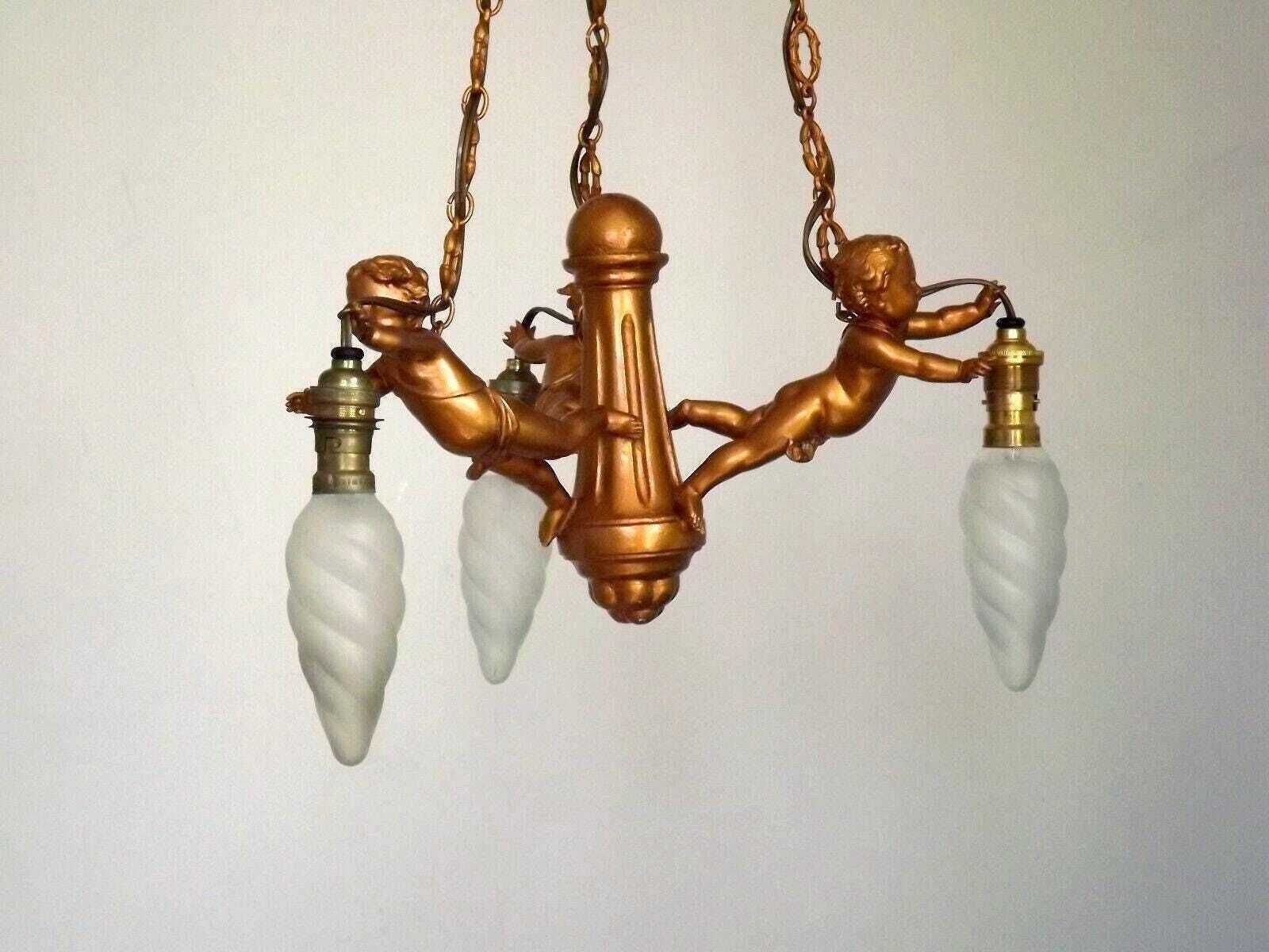 Franse Vintage Cherub Kroonluchter – Antiekgouden Spelter 3 Lichts Armatuur. Putti Engelenverlichting – Franse Rococo Stijl Kroonluchter. Cherub Lamp photo furniture
