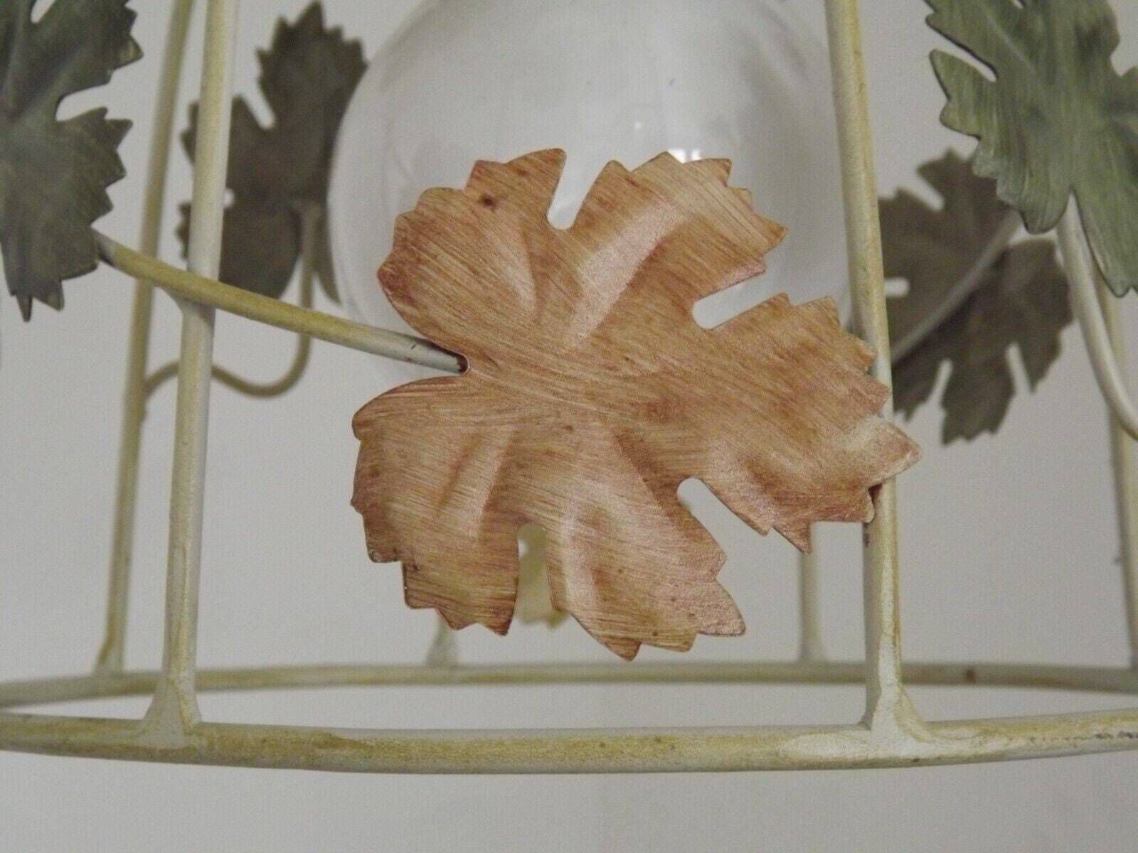Plafonnier vintage français en tôle laquée crème, style cage, décor feuilles d'automne   Luminaires vintage français. Feuille d'automne. Lumière unique. photo vintage