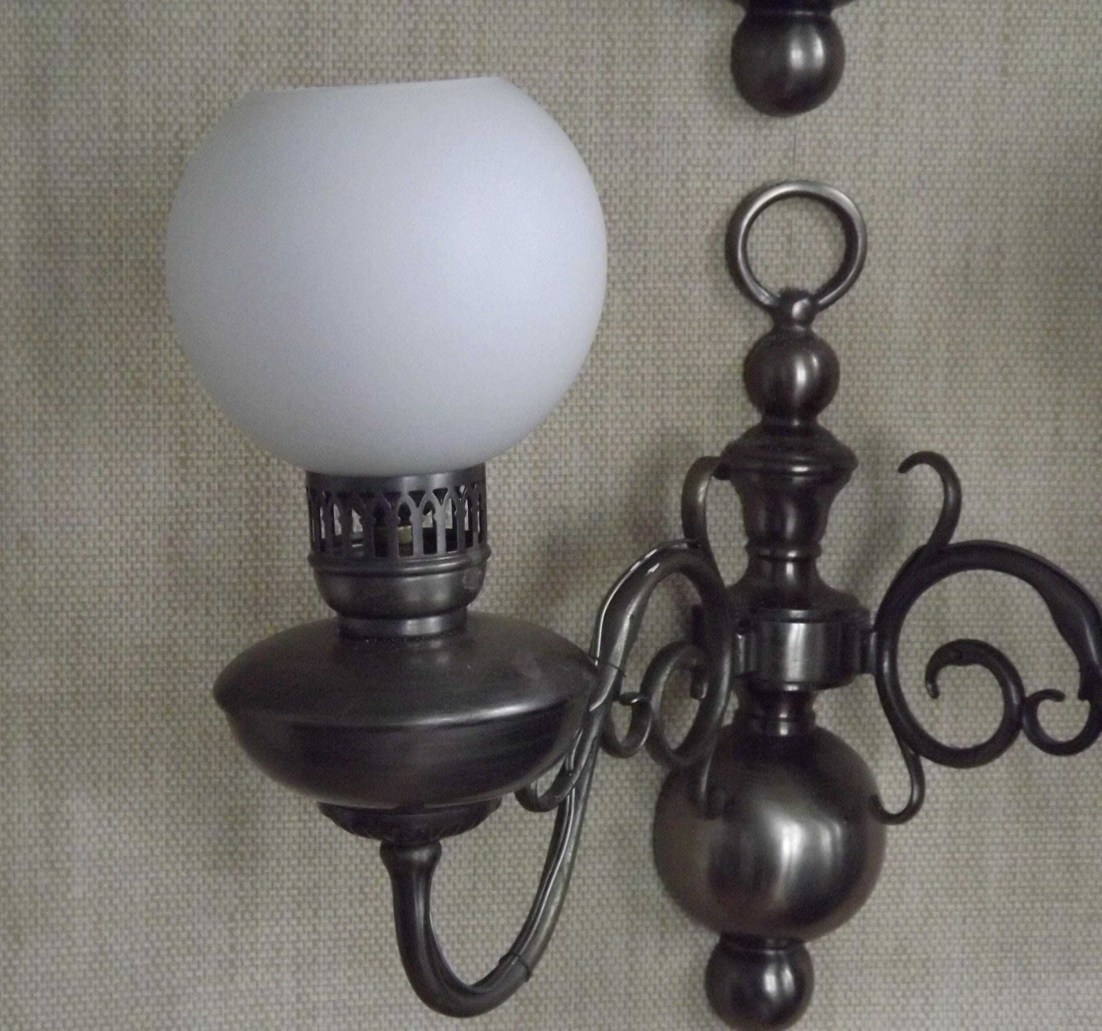 Paar Vintage Franse Zilveren Vlaamse Wandlampen – Armen Met Zwanenmotief En Witte Opaalglazen Kappen | Franse Vintage Verlichting, Vlaamse Wandlampen photo vinterior