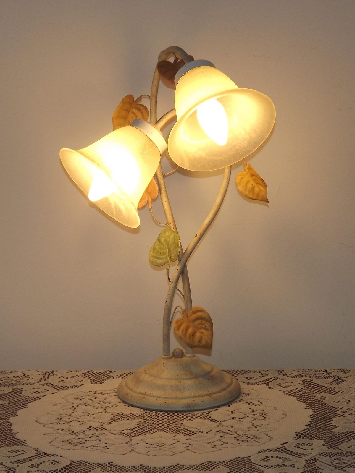 Franse Vintage Toleware Tafellamp Met Twee Lichtpunten, Herfstbladeren En Glazen Kappen — Franse Vintage Verlichting. Bureaulamp. Nachttafellamp. Vintage Lamp. photo furniture