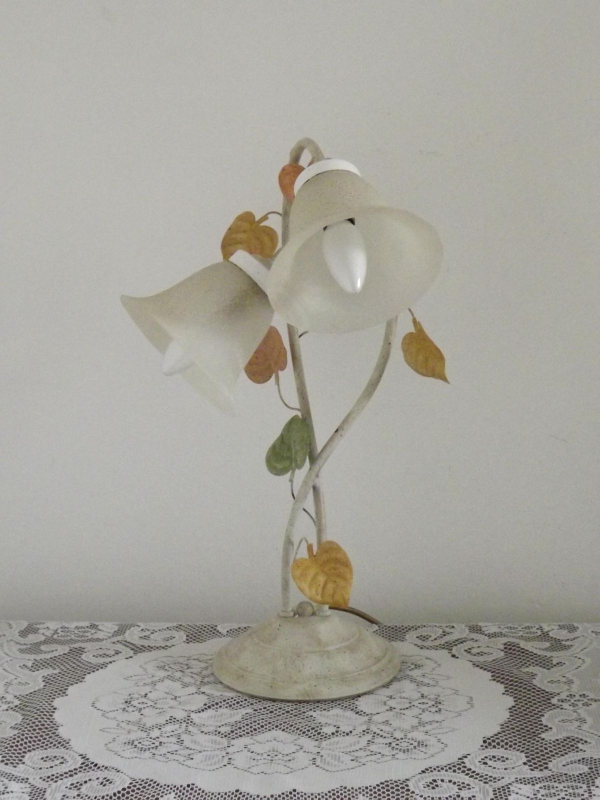 Franse Vintage Toleware Tafellamp Met Twee Lichtpunten, Herfstbladeren En Glazen Kappen — Franse Vintage Verlichting. Bureaulamp. Nachttafellamp. Vintage Lamp. photo for sale