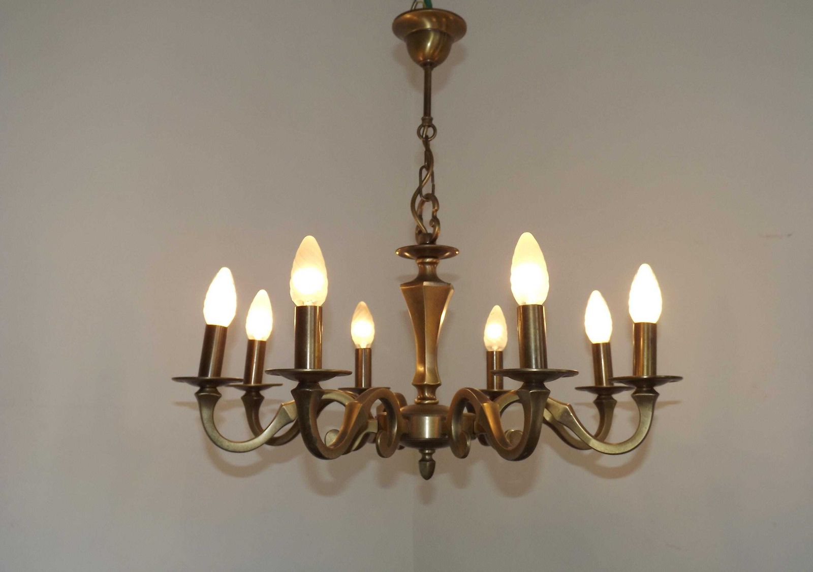 Lustre vintage mid-century modern français, 8 lumières, métal effet bronze - Éclairage vintage français. Grand lustre 8 lumières photo furniture