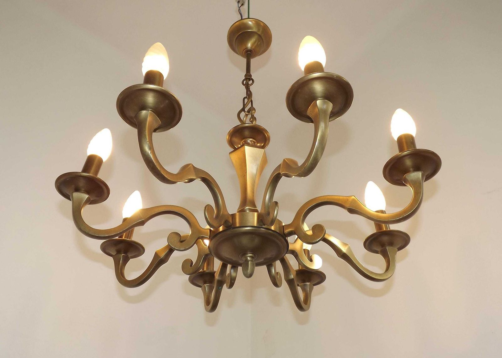 Franse Vintage Mid Century Modern Kroonluchter – 8 Lichts Kroonluchter In Brons Effect Metaal | Franse Vintage Verlichting. Grote 8 Lichts Kroonluchter