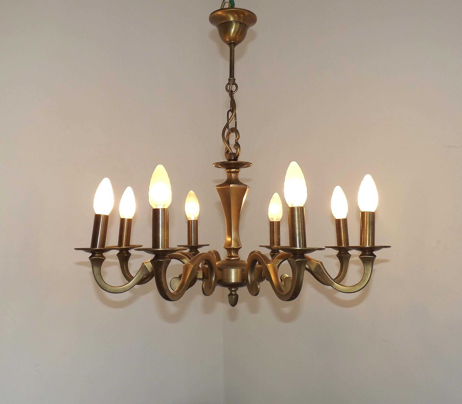 Lustre vintage mid-century modern français, 8 lumières, métal effet bronze - Éclairage vintage français. Grand lustre 8 lumières photo vintage