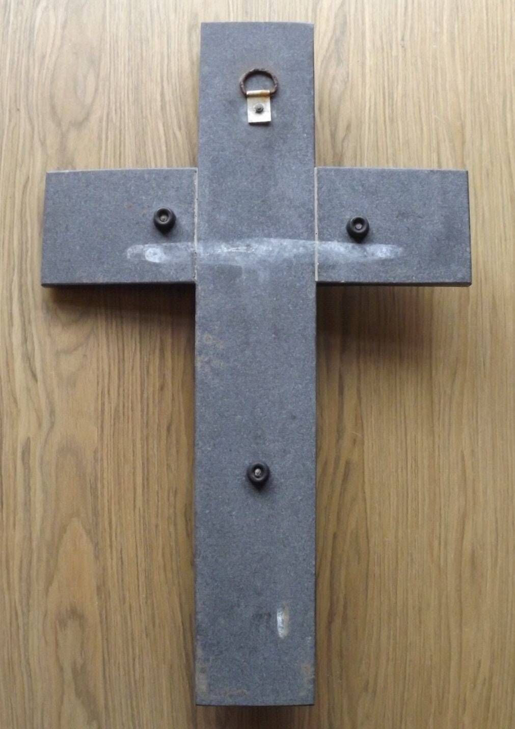 Grand crucifix Art déco français en marbre noir avec figure du Christ en régule à effet bronzé et plaque INRI, grand crucifix français en marbre noir. photo vintage