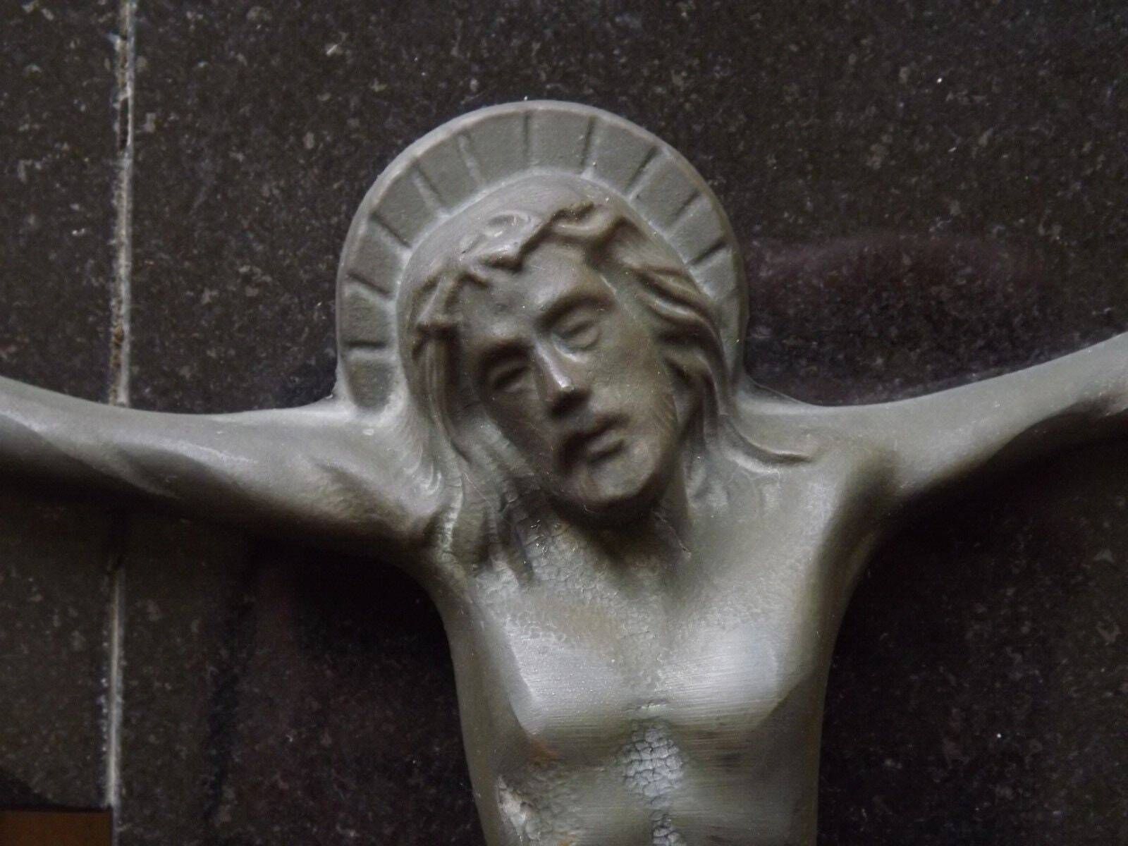 photo furniture Grand crucifix Art déco français en marbre noir avec figure du Christ en régule à effet bronzé et plaque INRI, grand crucifix français en marbre noir.