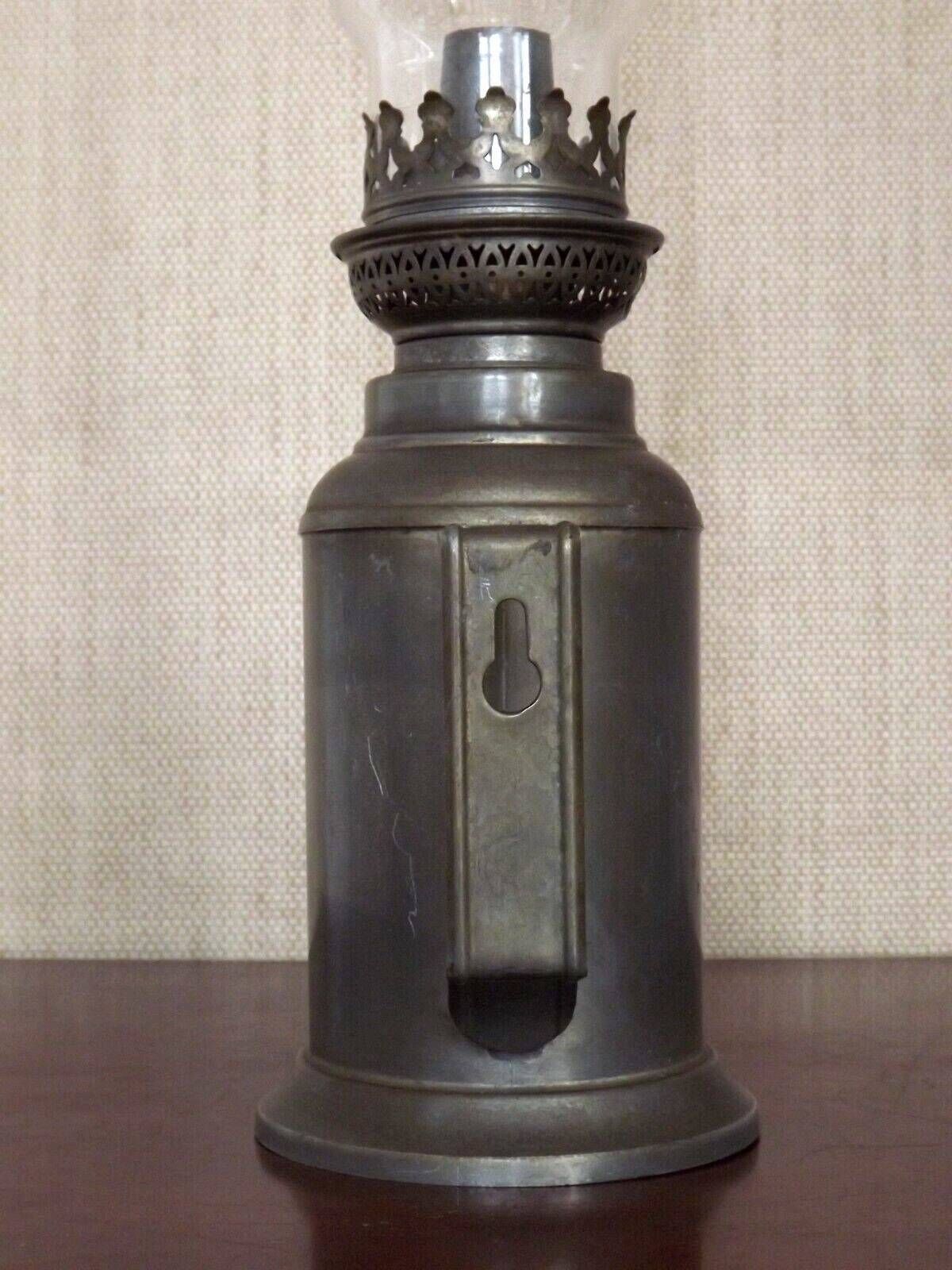 Lanterne à huile d'époque française en étain, cheminée en verre transparent   Lanterne d'époque française. Lanterne à huile en étain d'époque. Lanterne suspendue. photo vintage