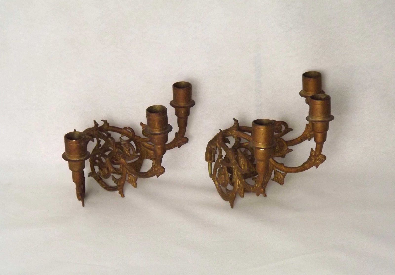 Paire de grandes appliques d'époque à trois bras en bronze doré pour piano   Luminaires d'époque français. Appliques murales. Appliques bougeoirs en bronze.