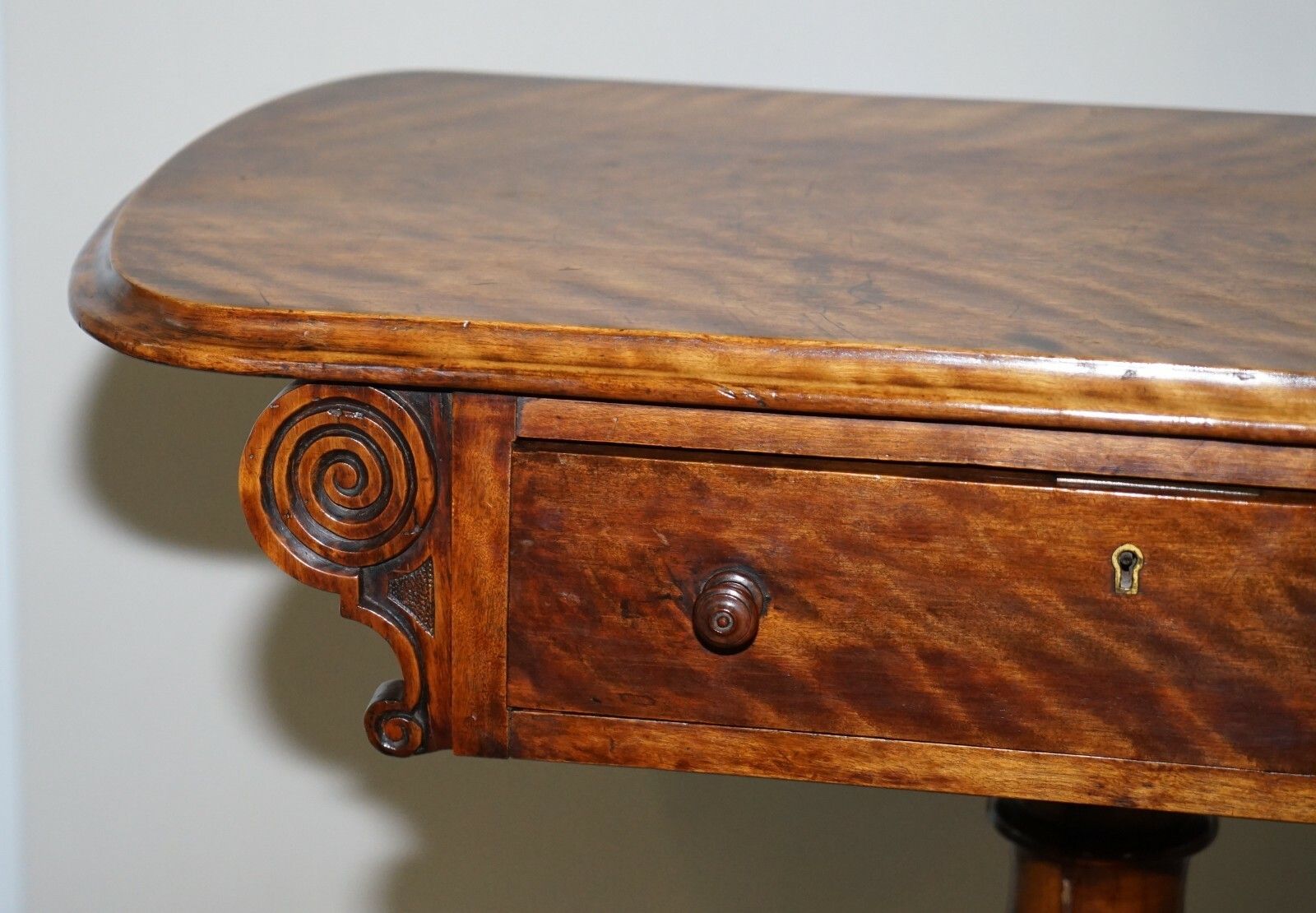 Sublime Early Victorian Walnut Side Occasional Table Ornately Carved Base & Legs photo vintage
