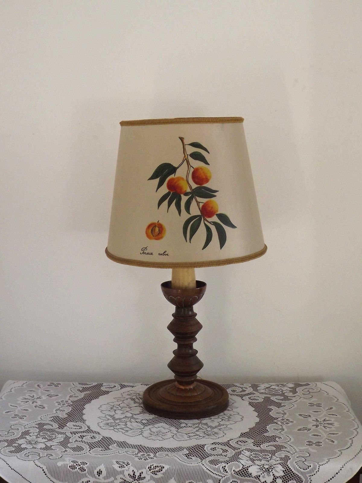 Lampe française mid-century en bois tourné et cuivre, abat-jour peint à la main   Luminaire vintage français. Abat-jour peint à la main, motifs de pêches et de feuilles photo furniture