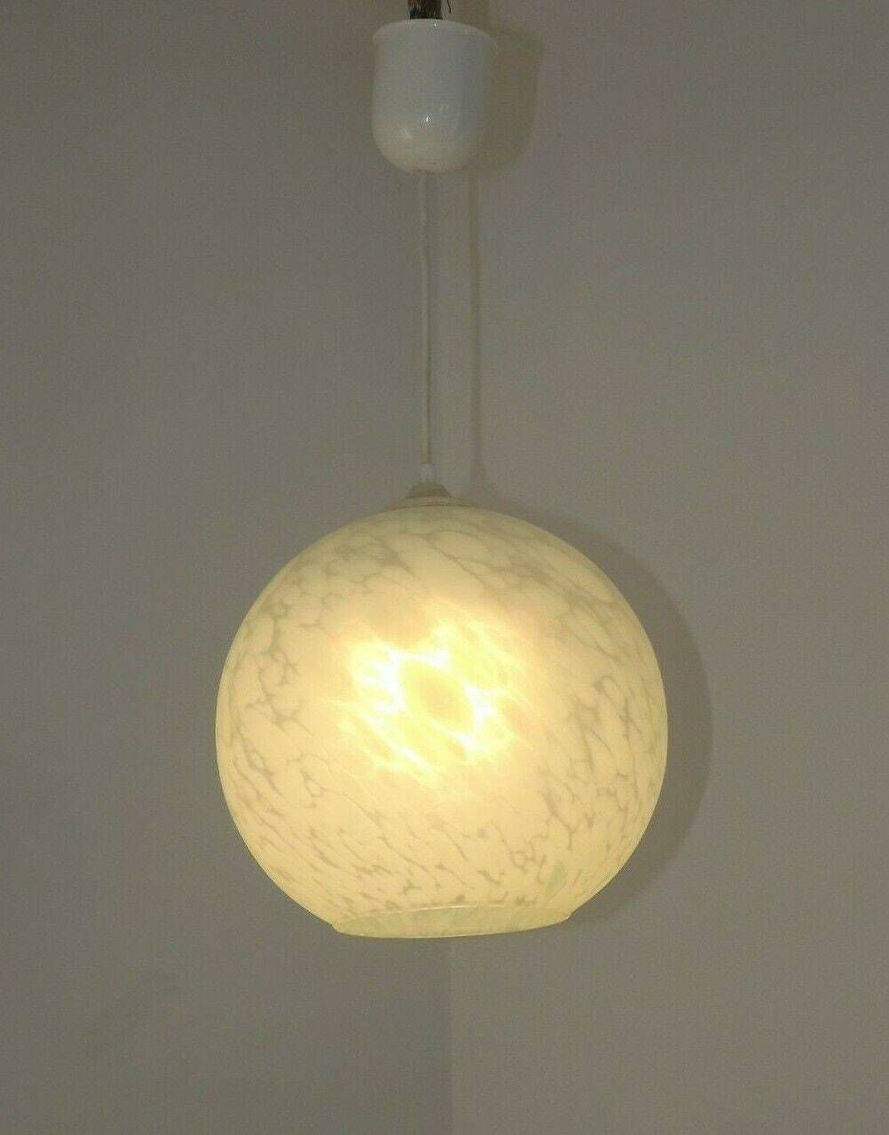 Suspension vintage française, abat-jour boule en verre Clichy blanc - Luminaire vintage français. Lampe boule. Suspension.