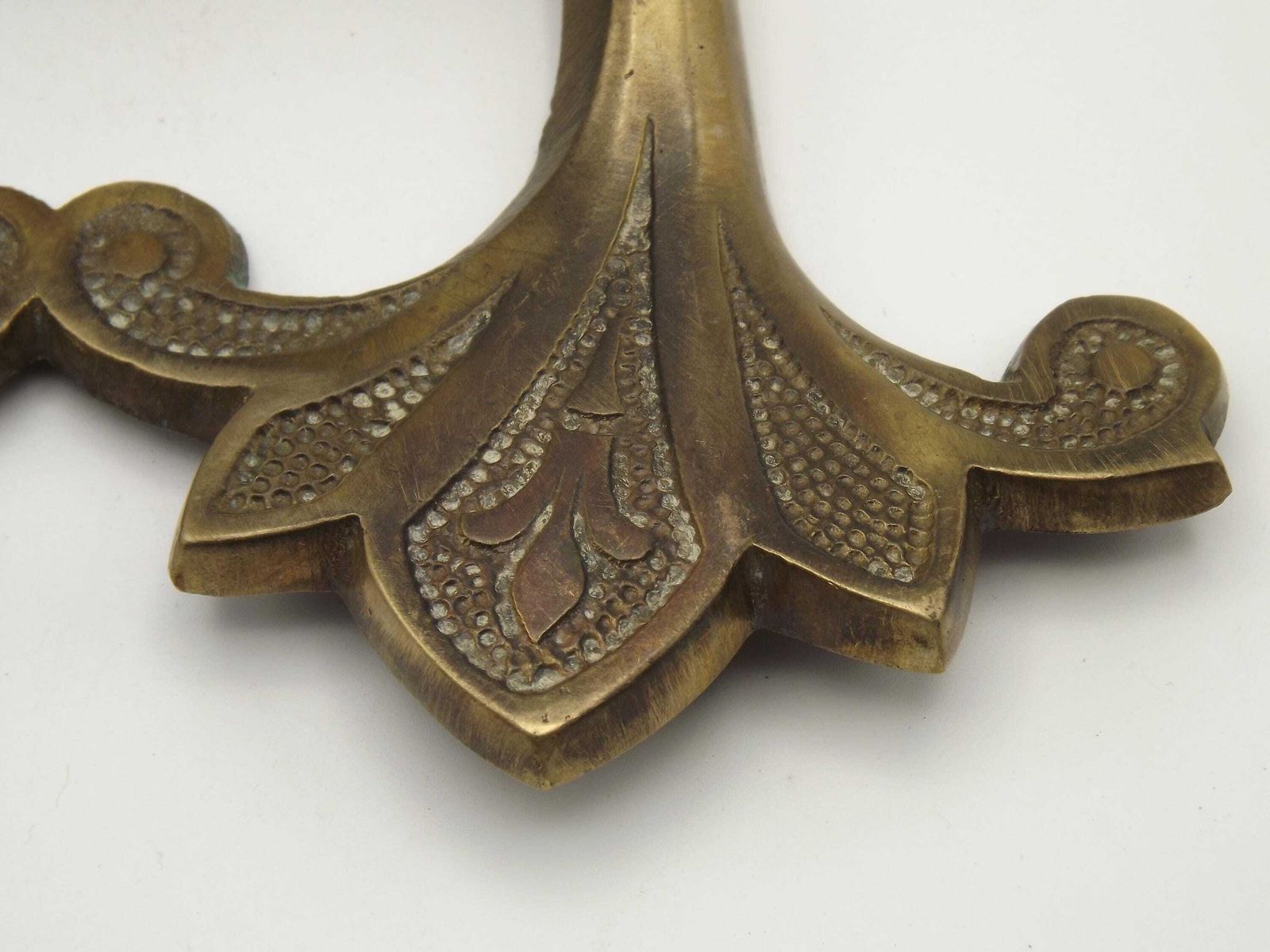 Paire de poignées de meuble françaises d'époque Art déco en laiton massif, en 2 tailles   Poignées françaises Art déco en laiton - Tirettes d'époque. photo vinterior