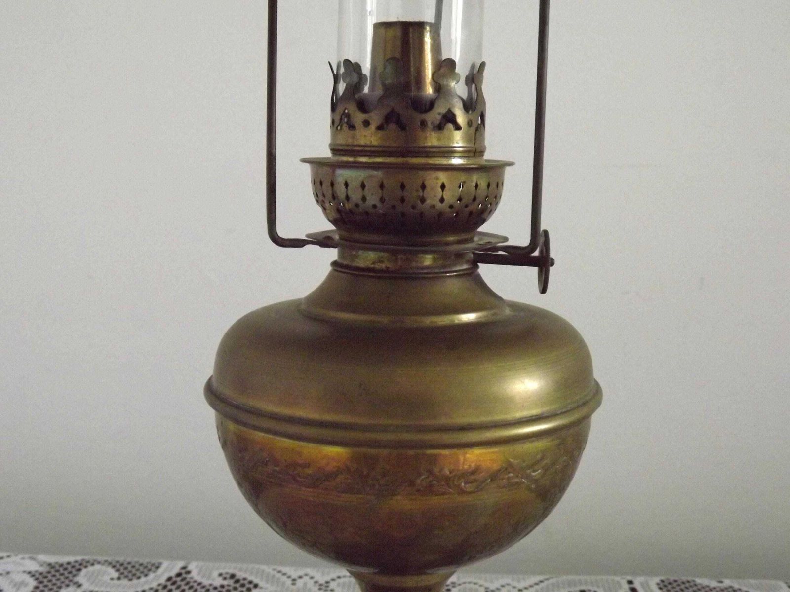 Vintage Franse Messing Olielantaarn Met Glazen Schoorsteen En Gekraalde Kap — Franse Vintage Verlichting. Antieke Messing Olielantaarn. Glazen Schoorsteen. photo vintage