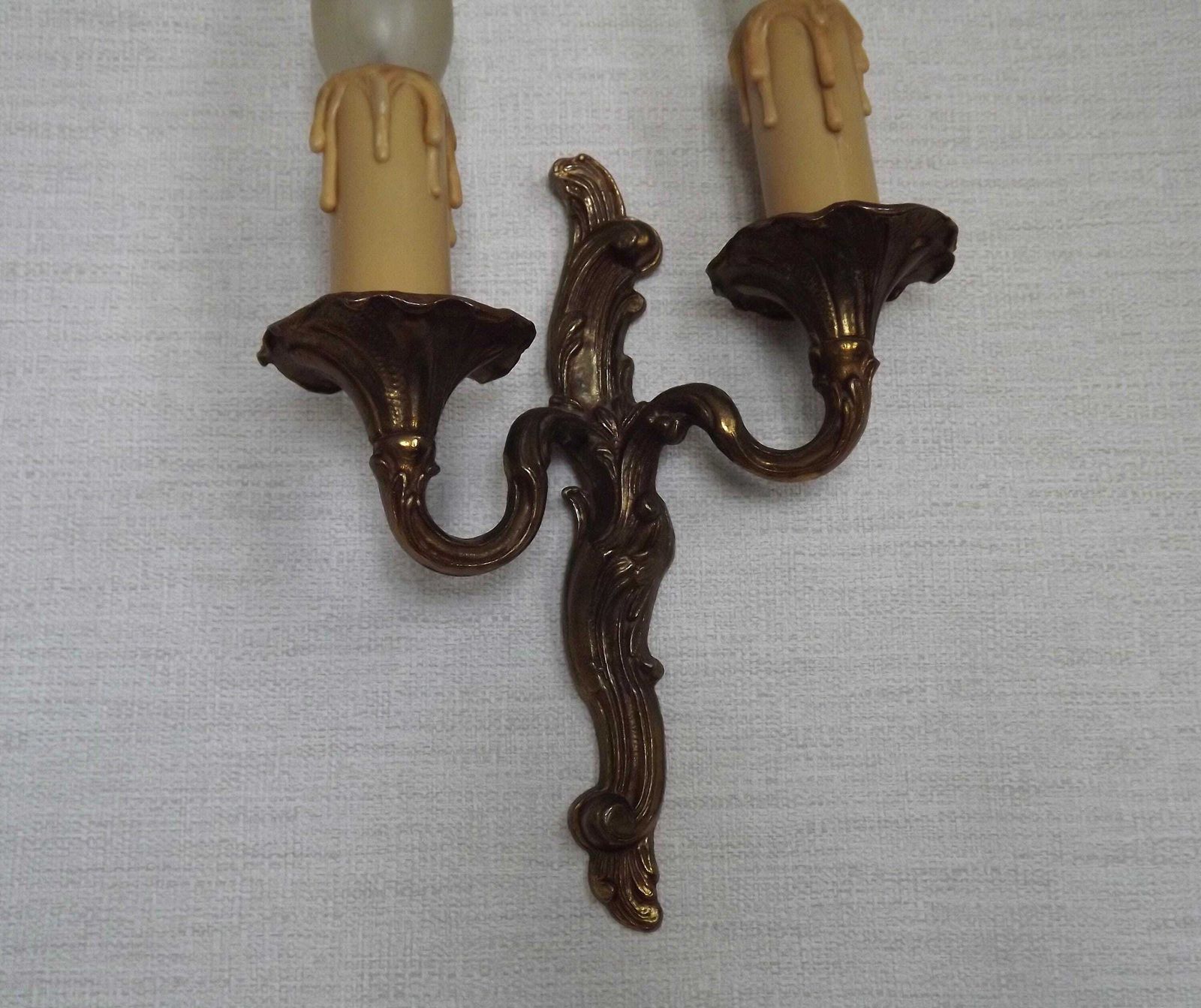 Paire d'appliques murales doubles vintage en bronze avec détail de feuilles d'acanthe   Luminaires vintage français. Paire de petites appliques à feuilles d'acanthe. photo buy