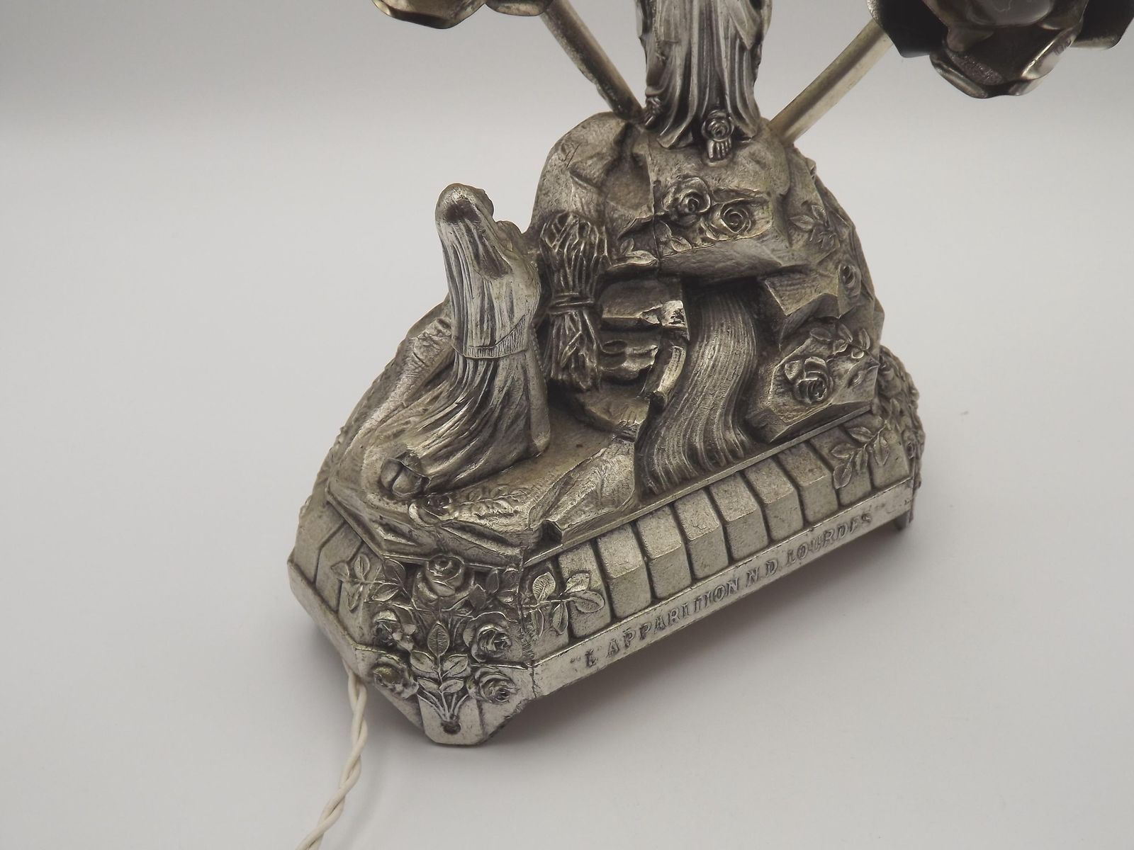 photo for sale Vintage Franse Spelter Tafellamp Met Onze Lieve Vrouw Van Lourdes, Muziekdoos, Twee Lichtpunten En Rozendetail — Religieuze Lamp Uit Lourdes. Souvenir Uit Lourdes.