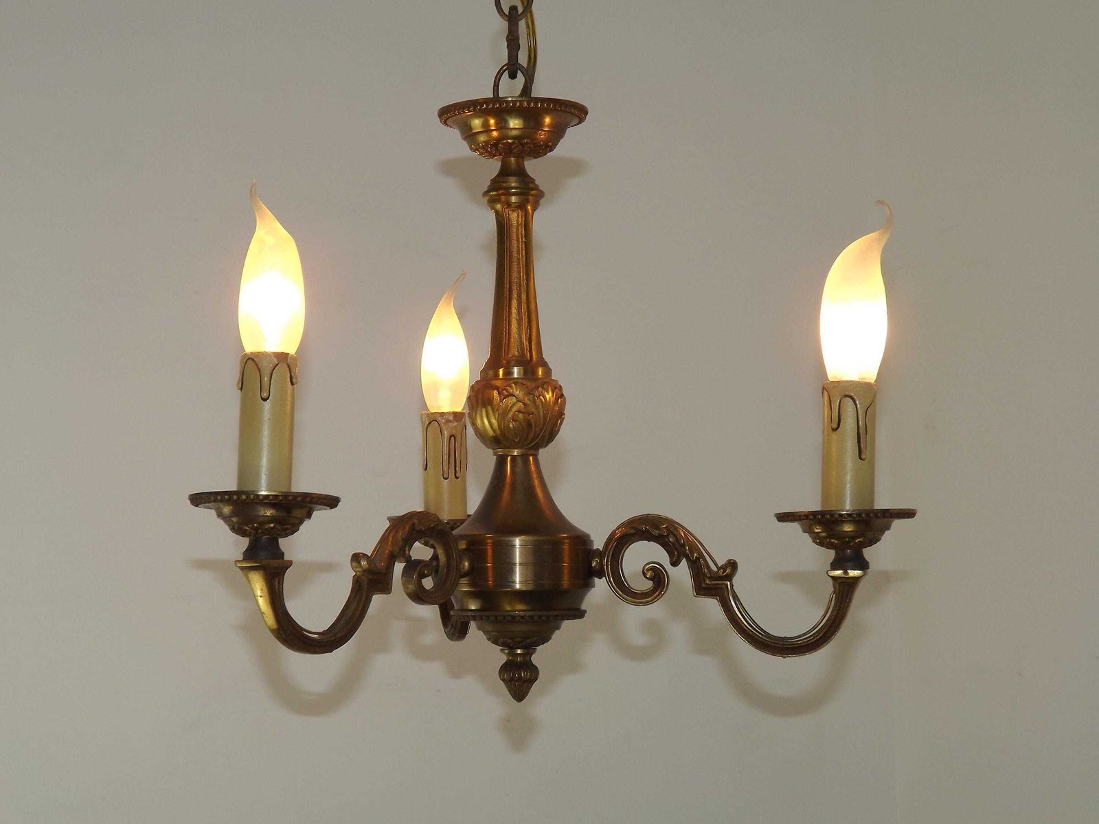 Lustre à 3 lumières de style traditionnel mid-century en bronze français photo Luminaires