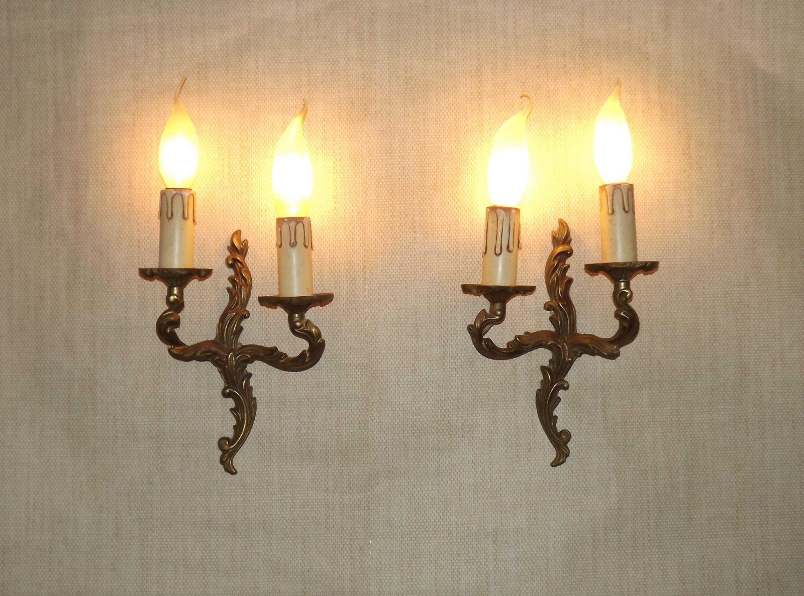 Elegante Vintage Franse Bronzen Dubbele Wandlampen – Acanthusbladdetail, Klassieke Rococo Stijl | Franse Vintage Wandlampen In Brons