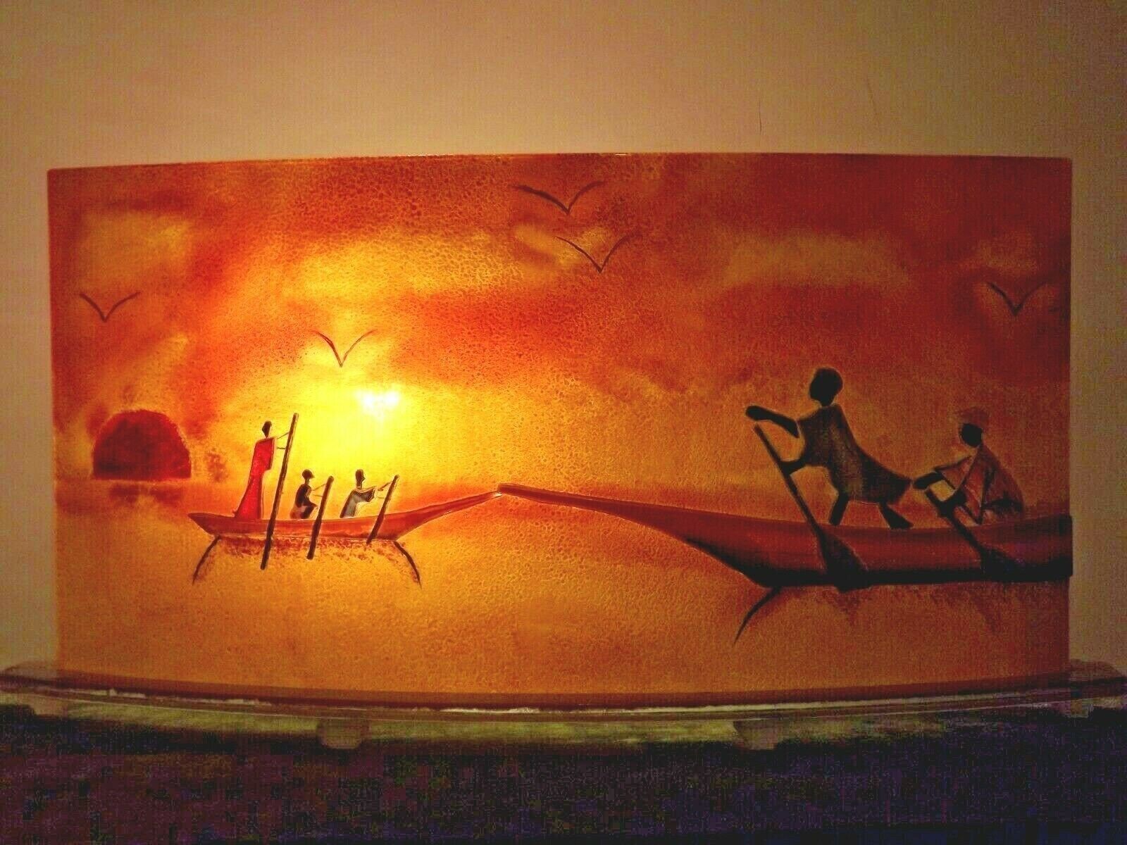 Opvallende Vintage Franse Tafelamp In Afrikaanse Stijl Met Dubbele Verlichting — Frans Model Met Gebogen Glas En Afrikaans Zonsondergangtafereel photo furniture