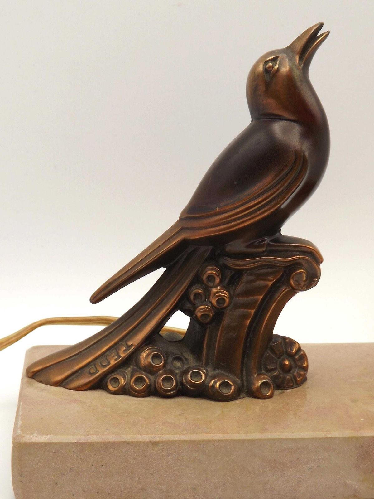 photo furniture Lampe de table Art déco française Tedd, oiseau en bronze, base en marbre et abat-jour blanc à motifs. Lampe de chevet.