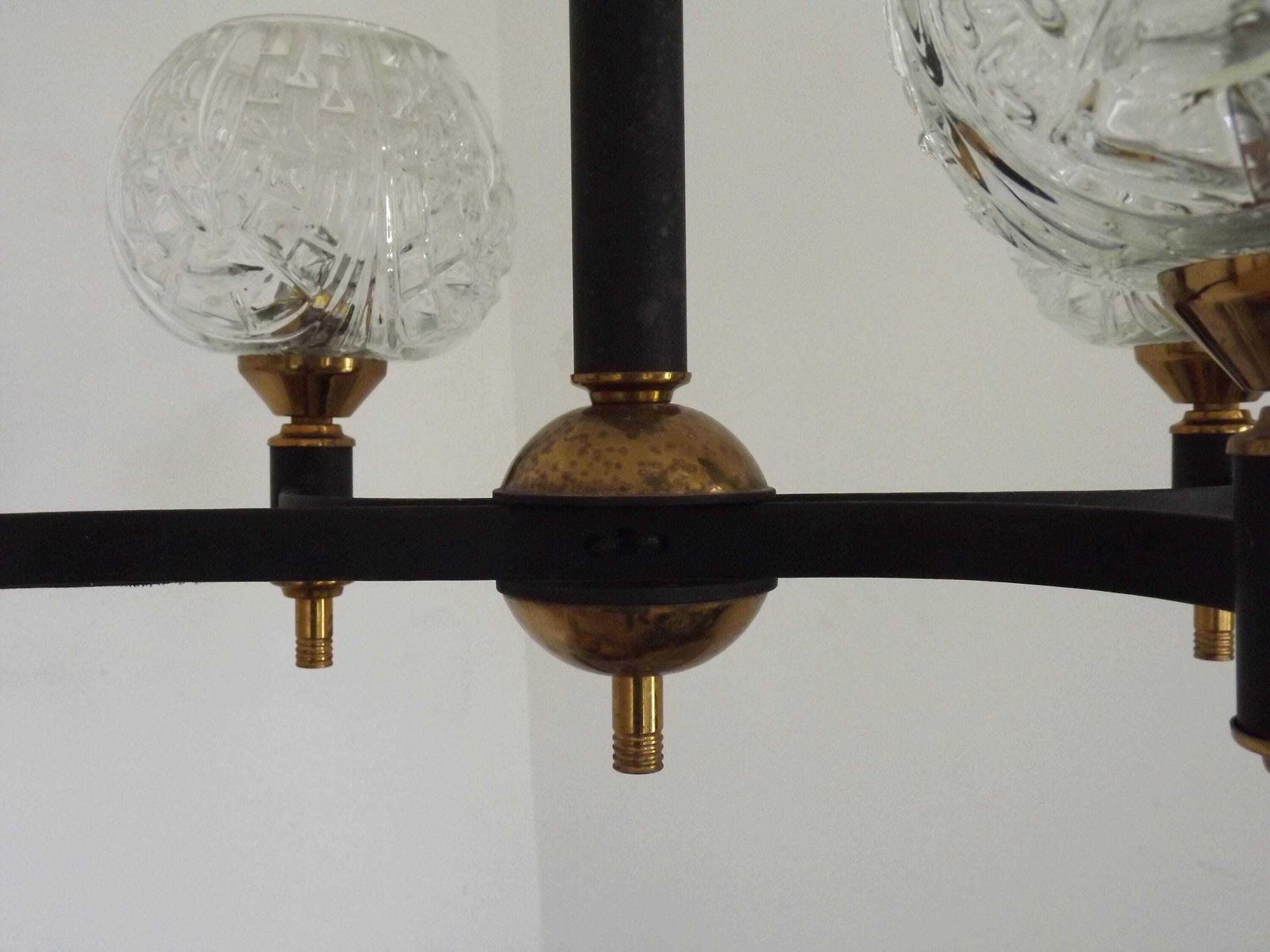 Franse Vintage Mid Century Zwart & Goud 4 Armige Hanglamp Met Helder Geslepen Glazen Kappen – Jaren 1950/60 | Franse Vintage Verlichting. Retro Verlichting. photo vinterior
