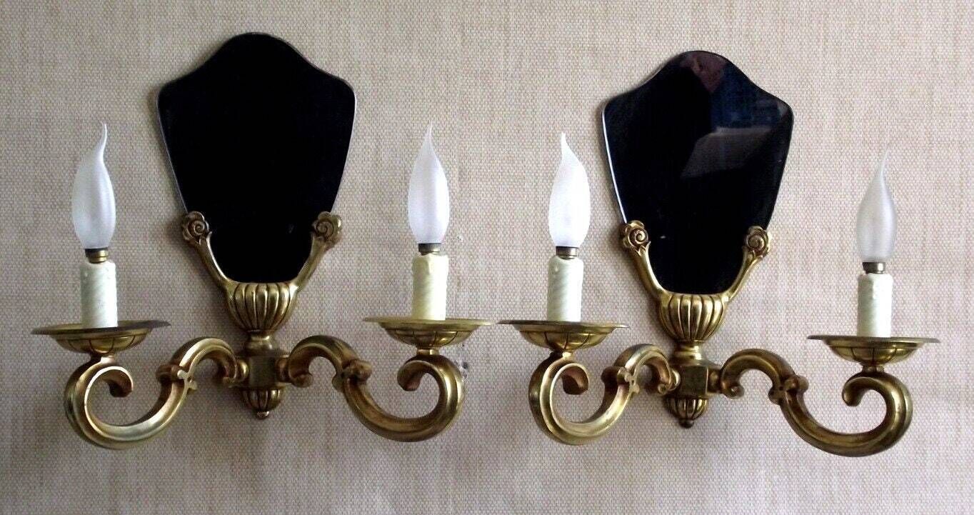Paire d'appliques murales Art déco françaises en laiton et miroir - Luminaires d'époque à double bras.   Luminaires d'époque français.Plaques de fond en miroir