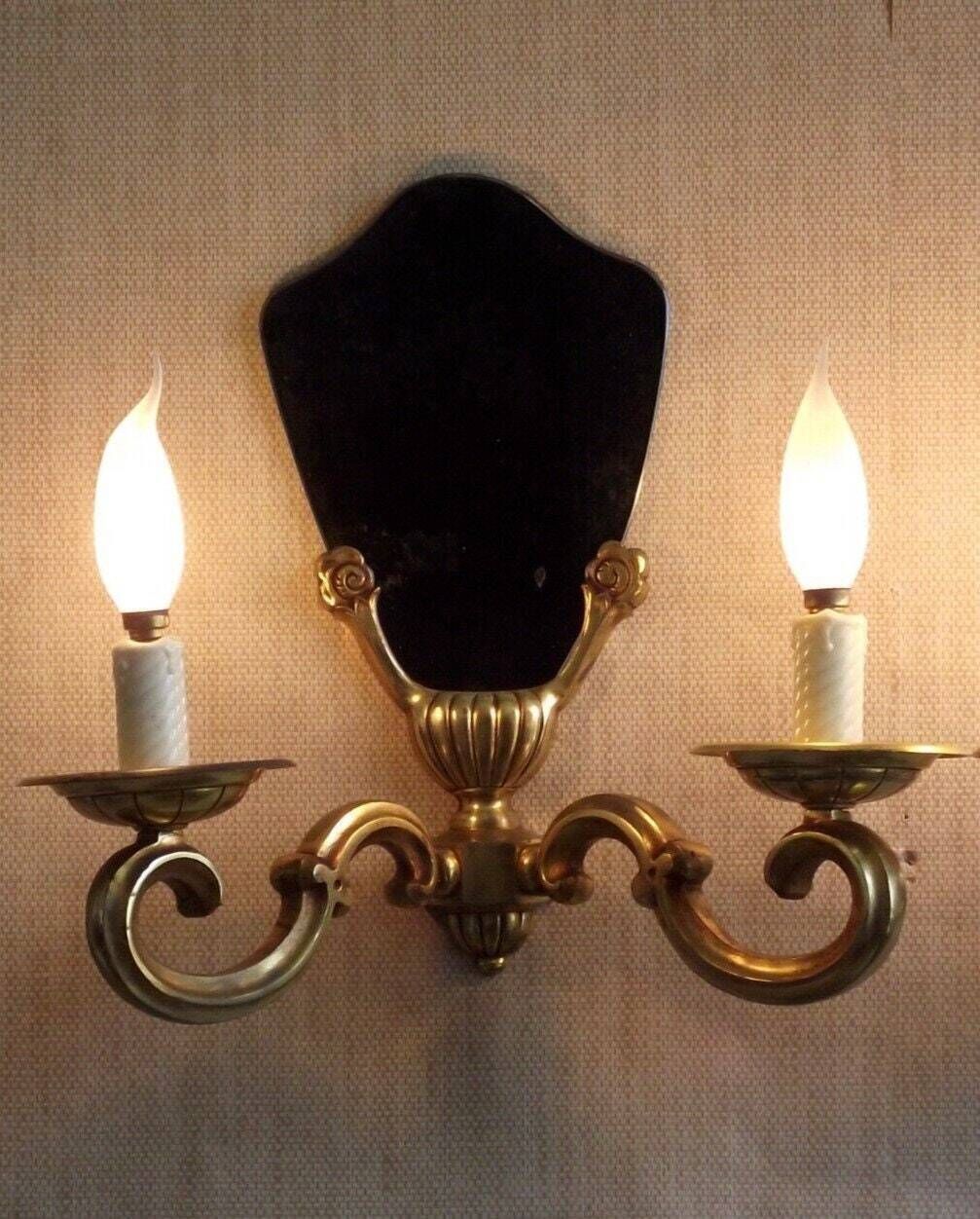 Paire d'appliques murales Art déco françaises en laiton et miroir - Luminaires d'époque à double bras.   Luminaires d'époque français.Plaques de fond en miroir photo vintage