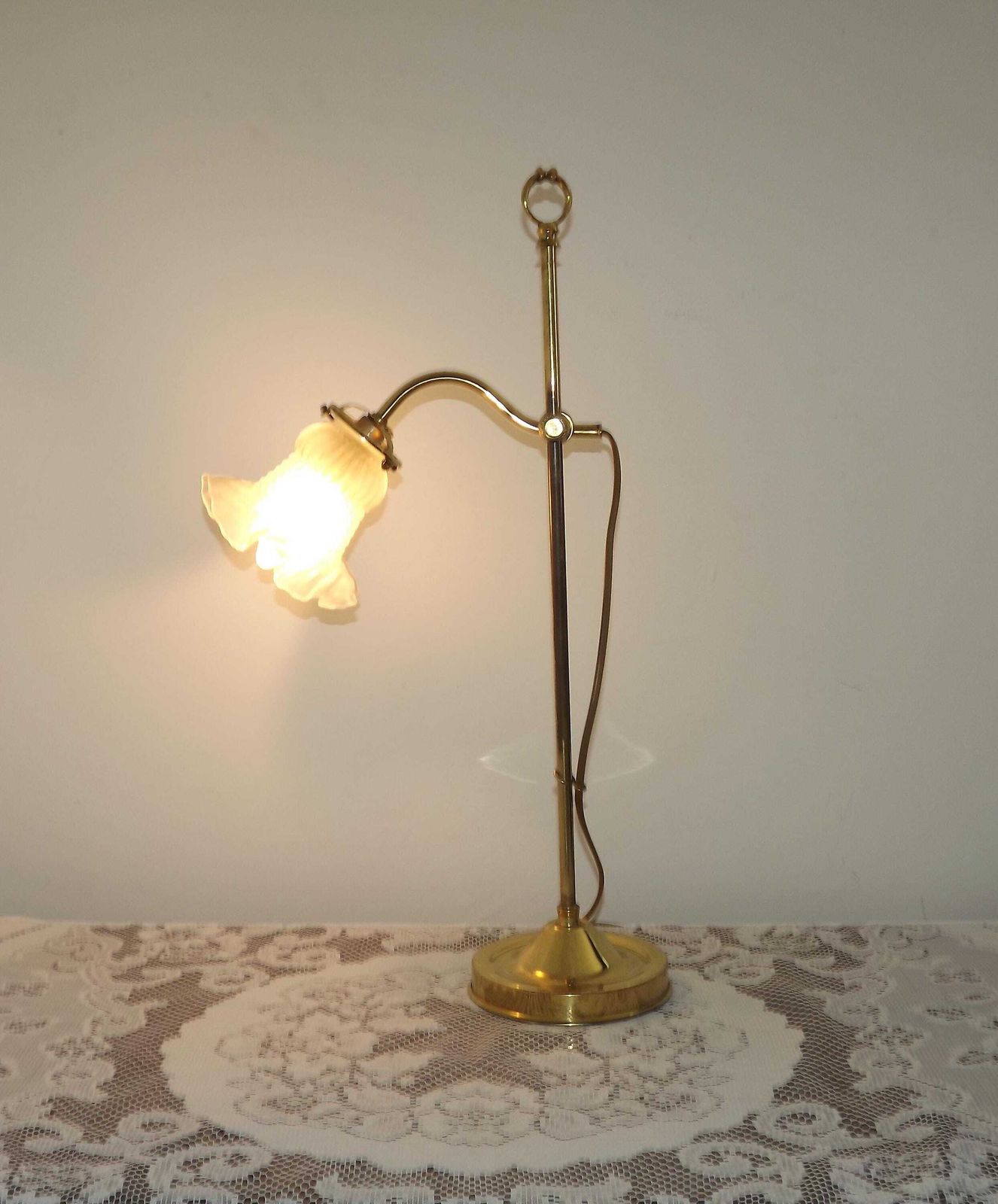 Franse vintage tafellamp met ganzenhals, messing armatuur en wit gepatroneerde opaalglazen kap — Franse vintage verlichting. Tafellamp. Nachtkastlamp. Bureaulamp. photo furniture