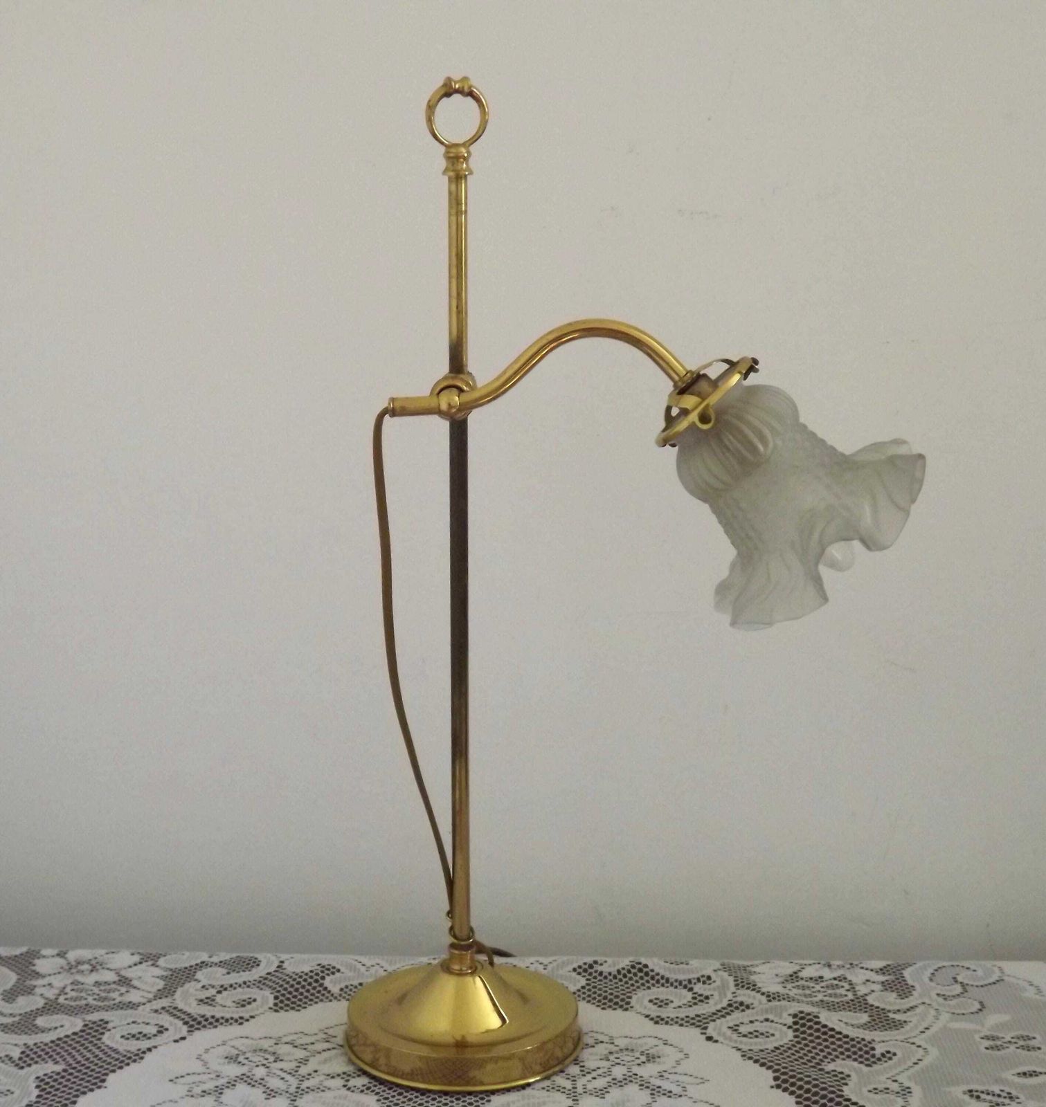 Franse vintage tafellamp met ganzenhals, messing armatuur en wit gepatroneerde opaalglazen kap — Franse vintage verlichting. Tafellamp. Nachtkastlamp. Bureaulamp.