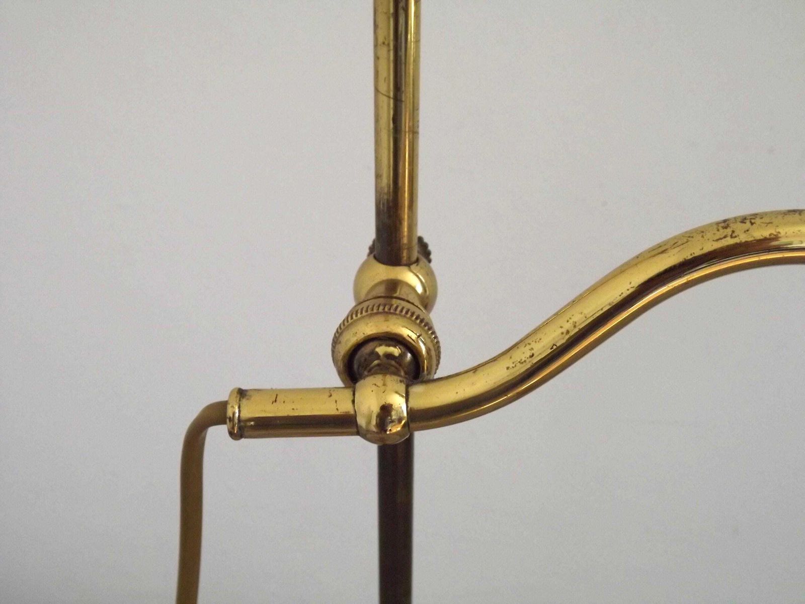 Franse vintage tafellamp met ganzenhals, messing armatuur en wit gepatroneerde opaalglazen kap — Franse vintage verlichting. Tafellamp. Nachtkastlamp. Bureaulamp. photo vinterior