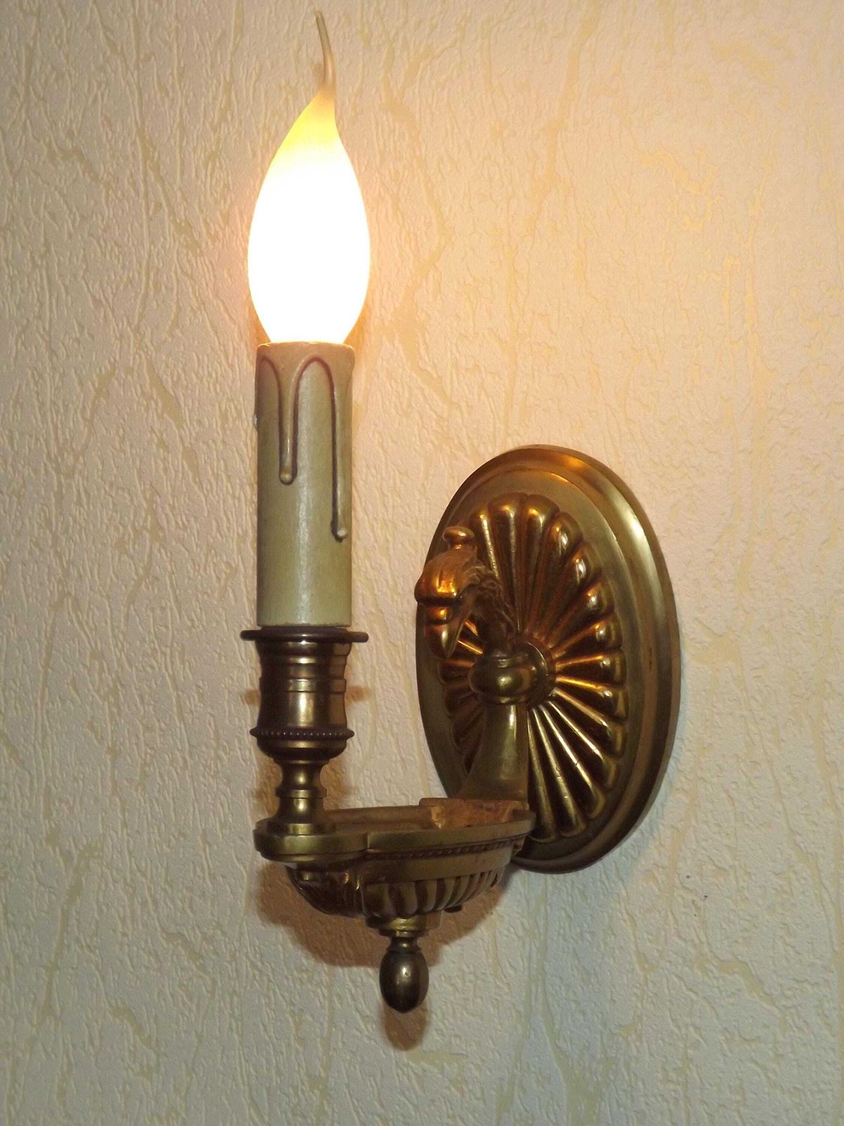 Applique murale Empire d'époque, laiton, tête d'aigle - Luminaire français d'époque. Applique Empire simple. Tête d'aigle photo furniture