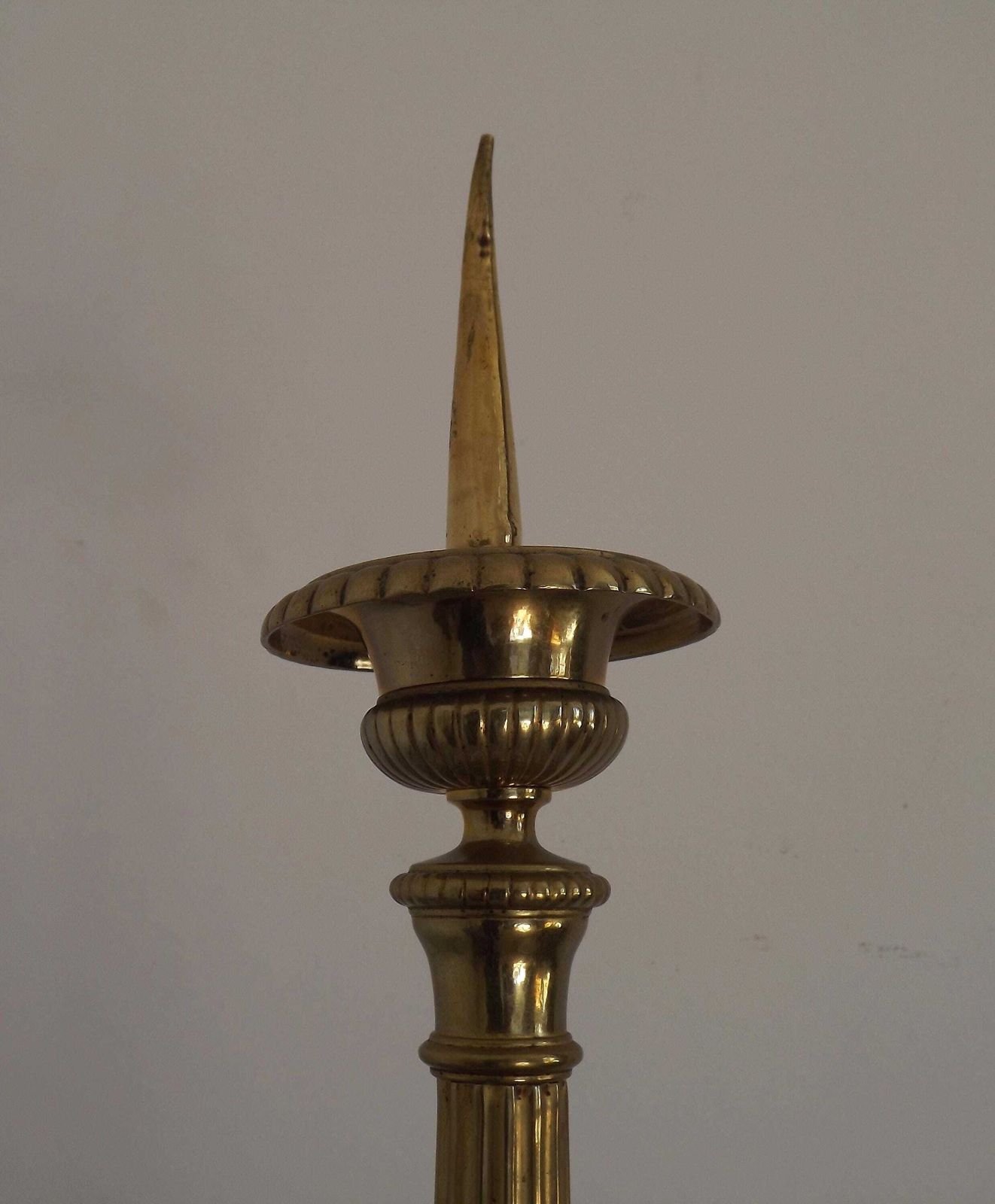 Bougeoir d'église d'époque en laiton, pieds en forme de lions et motifs religieux - Antiquité française. Bougeoir d'église. Chandelier d'autel. photo buy