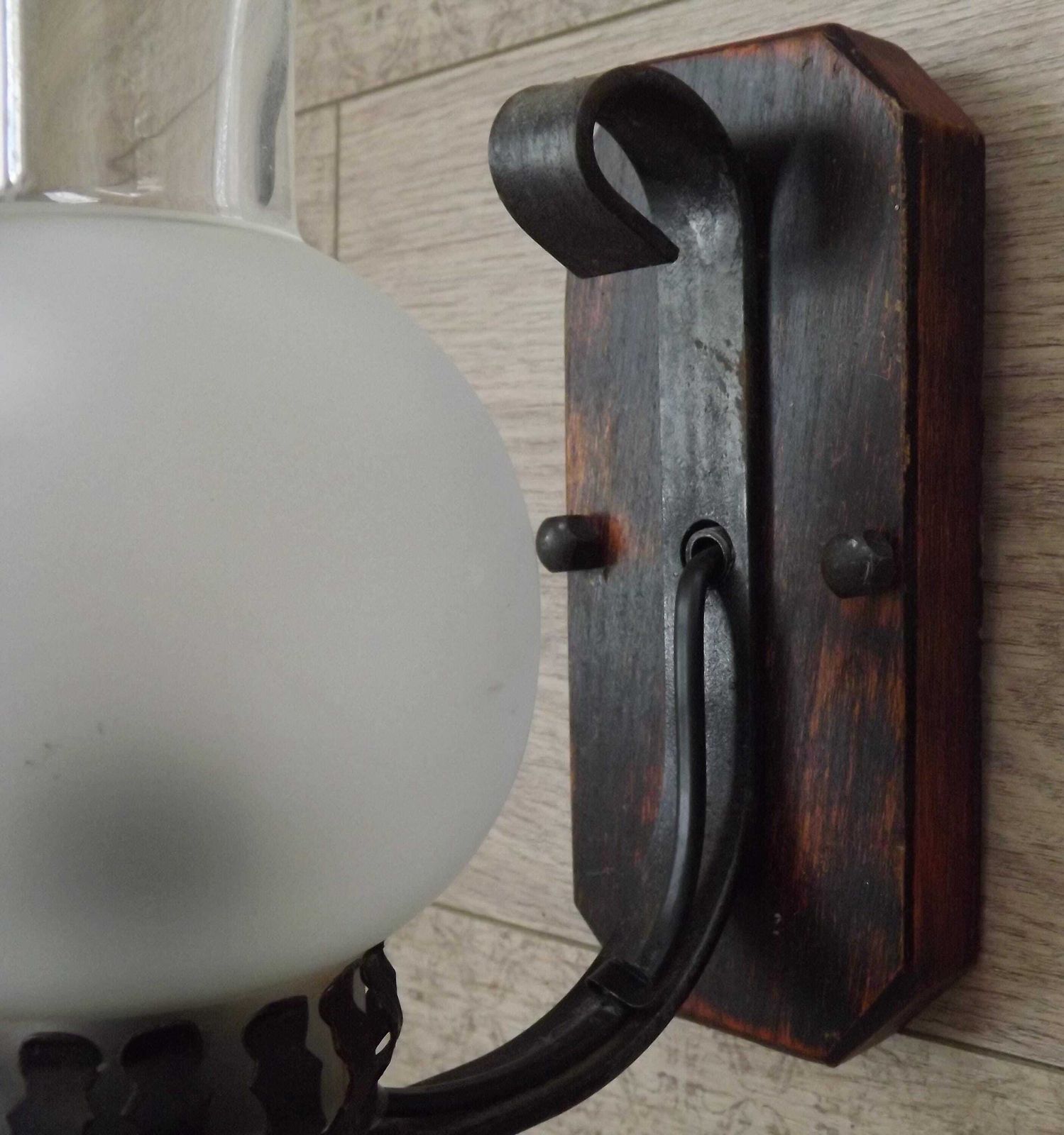 Lot de 3 appliques lanterne de style campagne française, bois rustique et métal, vasque en céramique florale et abat-jour en verre. Lot de 3 appliques murales. photo Luminaires