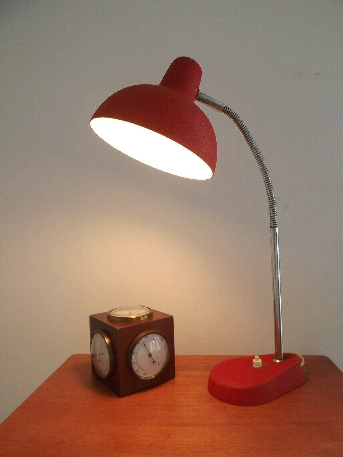 Lampe de table vintage Aluminor Nice en métal rouge et argent, col de cygne, France photo Luminaires