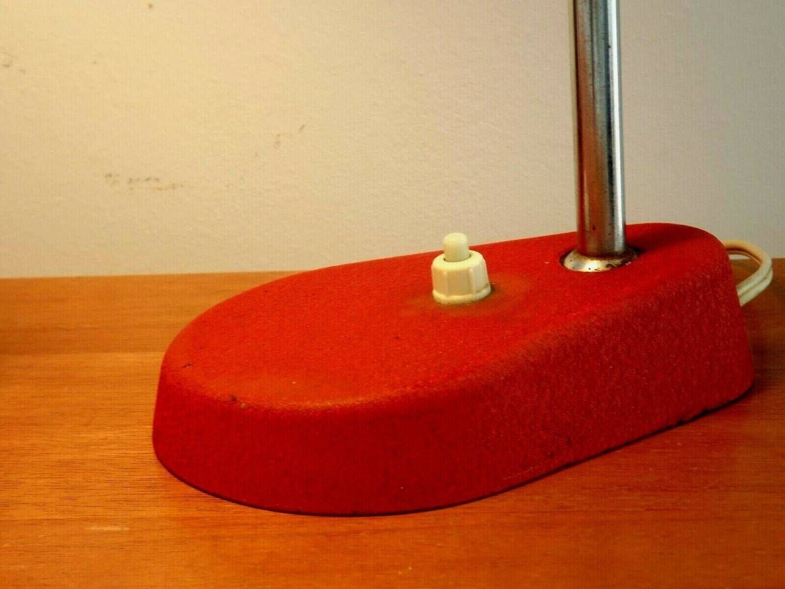 Lampe de table vintage Aluminor Nice en métal rouge et argent, col de cygne, France photo vinterior