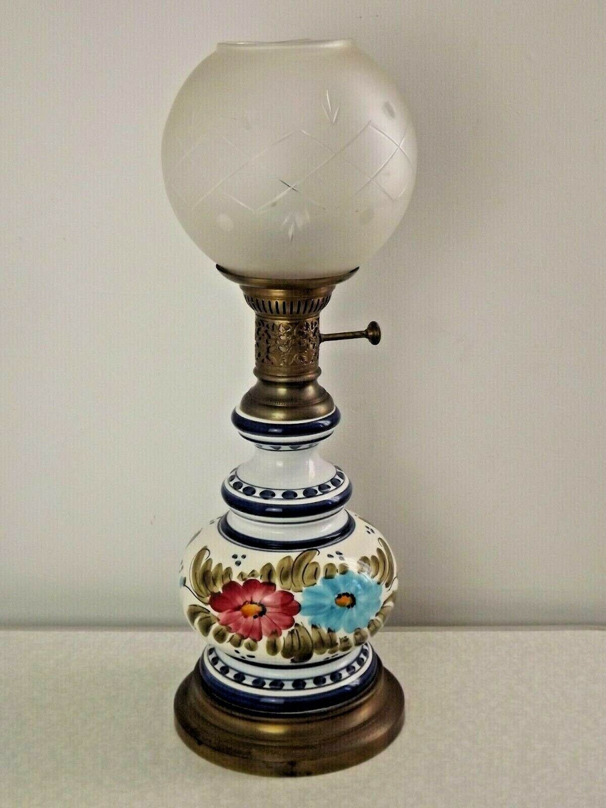 Grande lampe de table style lanterne de campagne française, peinte à la main, avec abat-jour en verre   Luminaire français vintage. Lampe de campagne française. Pied décoratif. photo furniture