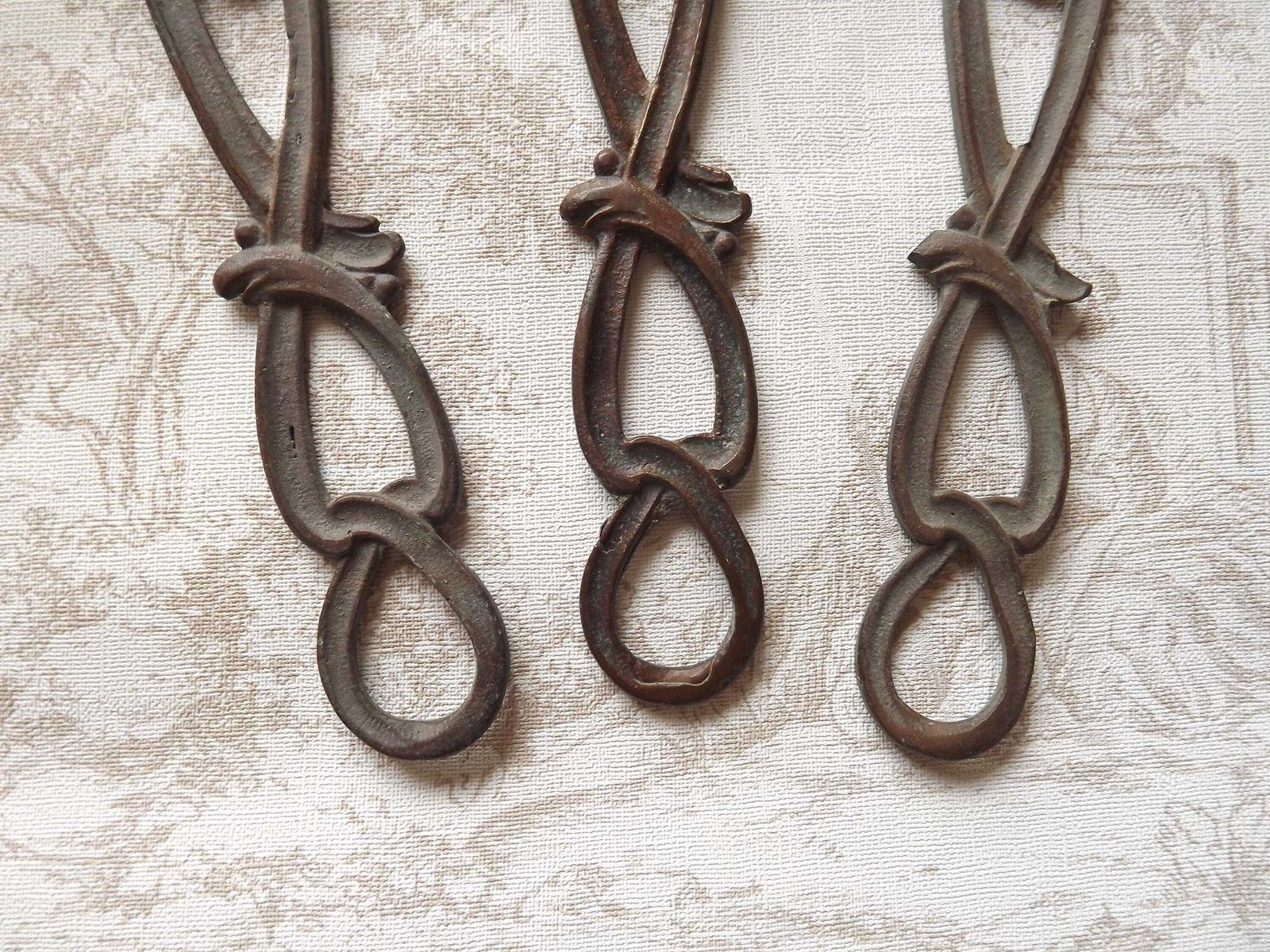 Set van 3 Art Nouveau antiek bronzen grote kroonluchter hangschakels – Frans antiek verlichtingsonderdeel. Krul- en bladmotief. Kroonluchterrestauratie. photo 95.0