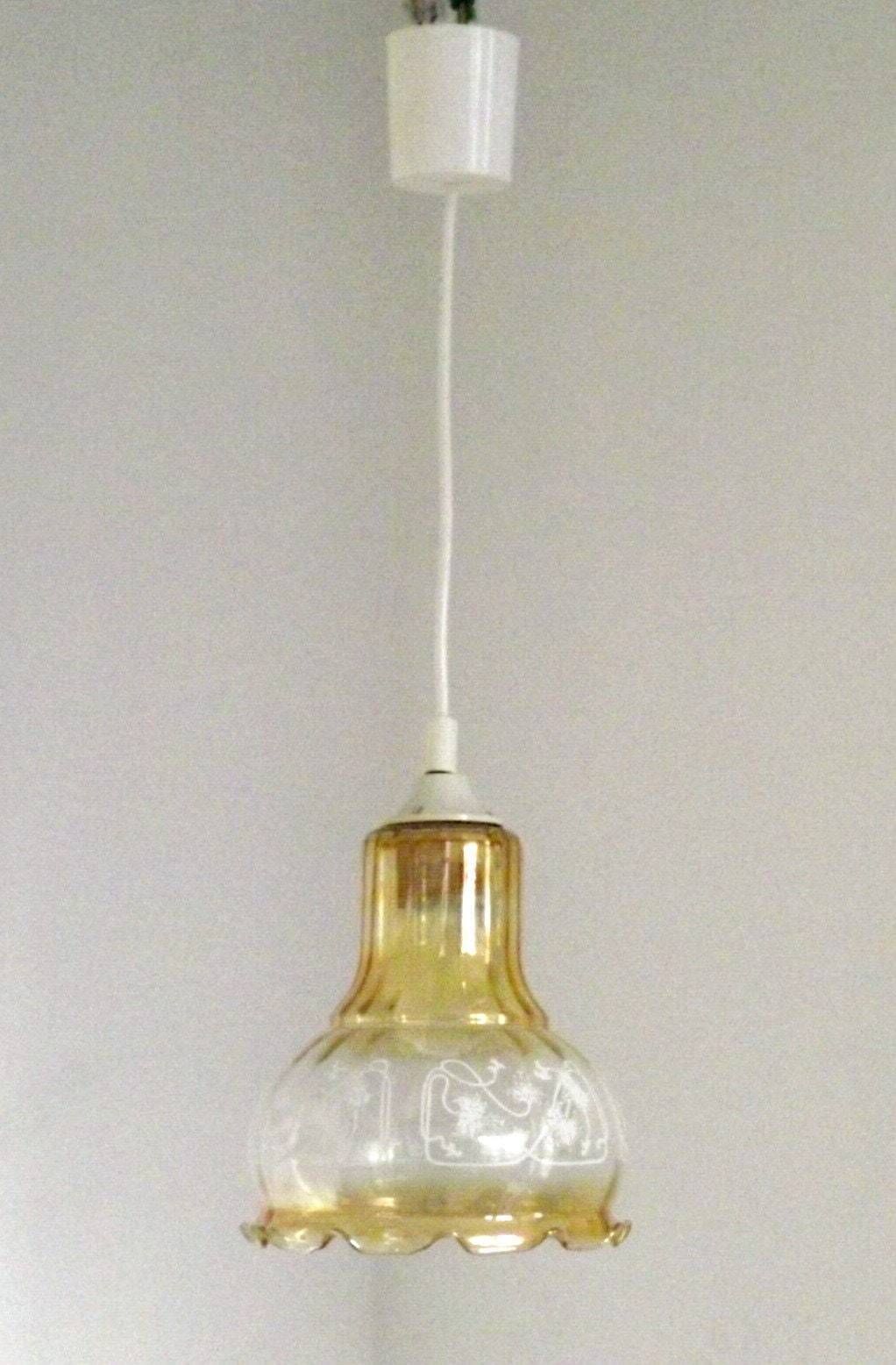 photo furniture Plafonnier vintage français en verre ambré signé Vianne, élégance florale à bord festonné - Luminaires vintage français. Plafonnier signé.