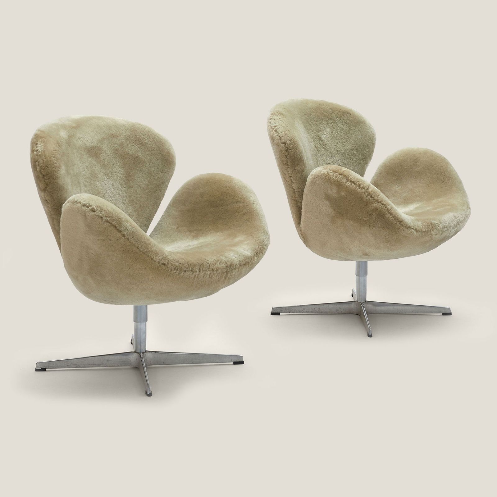 Pair Of Swan Armchairs – Arne Jacobse