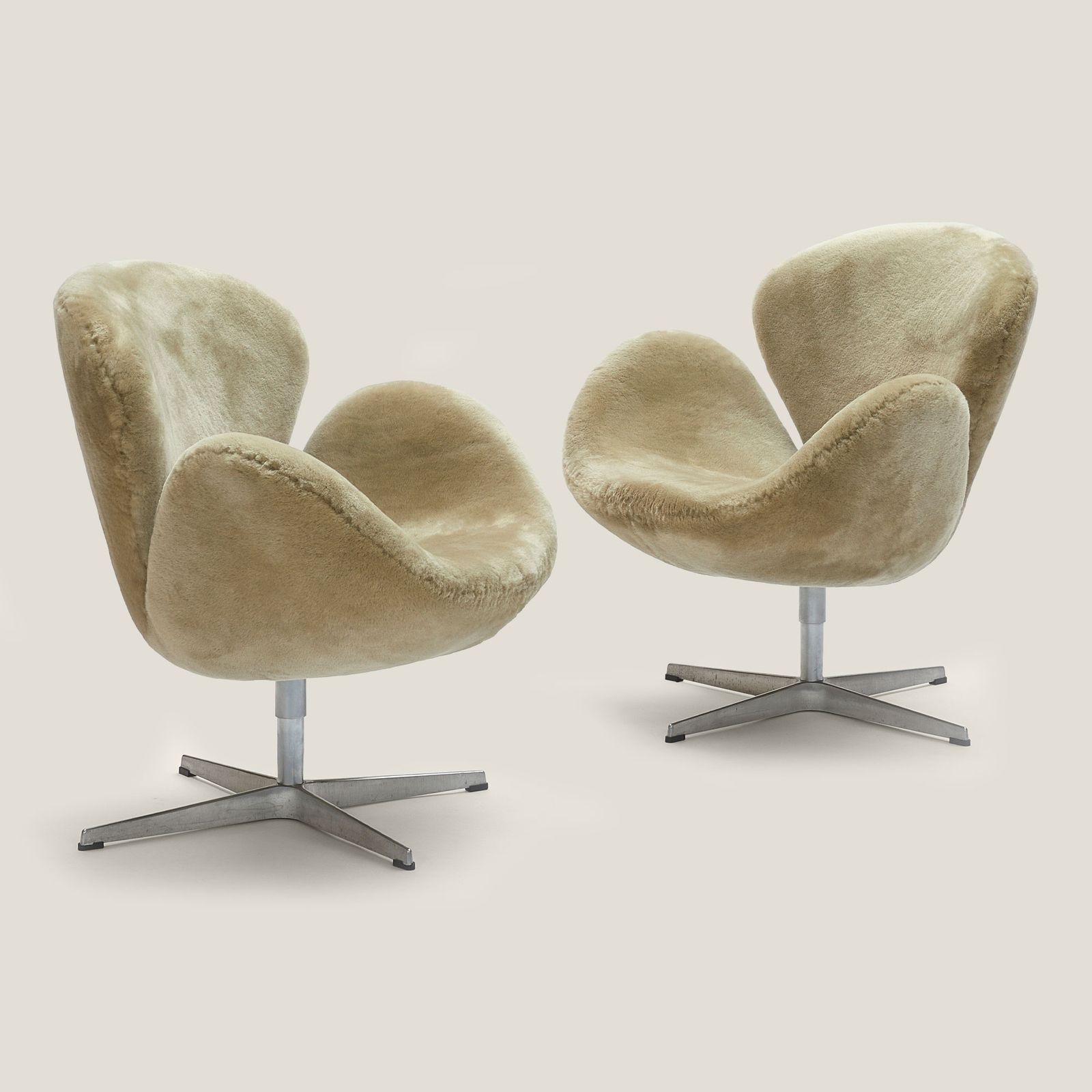 Pair Of Swan Armchairs – Arne Jacobse photo furniture