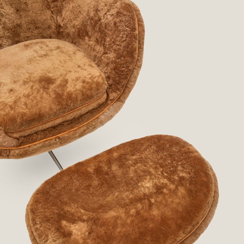 photo furniture Pair Of Camel Egg Armchairs And Ottoman – Arne Jacobsen