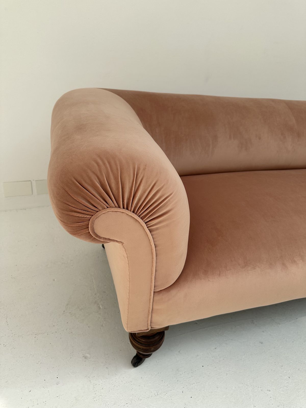 Victorian Chesterfield Style Sofa 3 Seater Upholstered In Pink Velvet photo vinterior