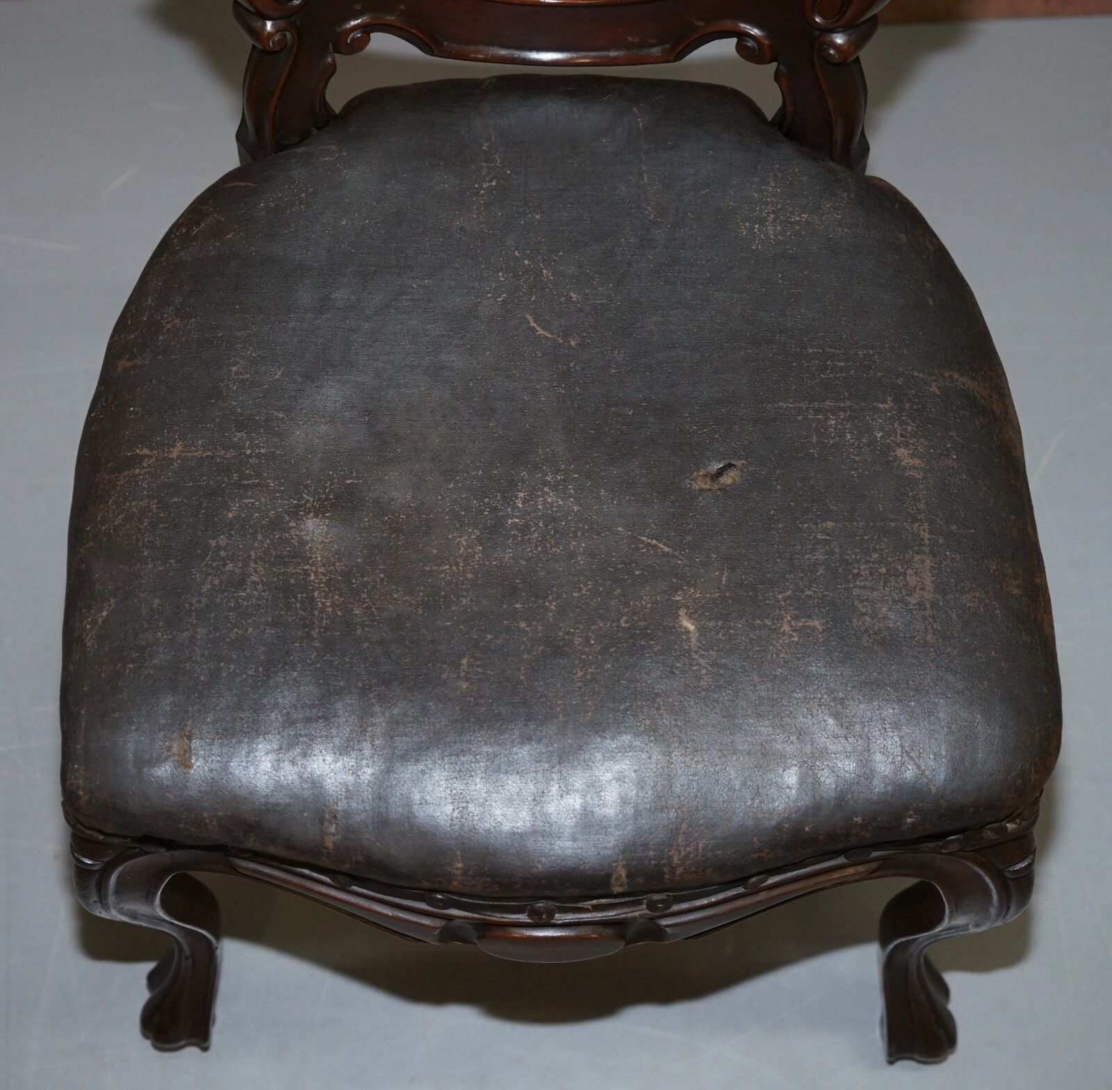 1500.0 Suite Of Six Victorian Hand Carved Mahogany Spoon Medallion Back Dining Chairs 6 photo
