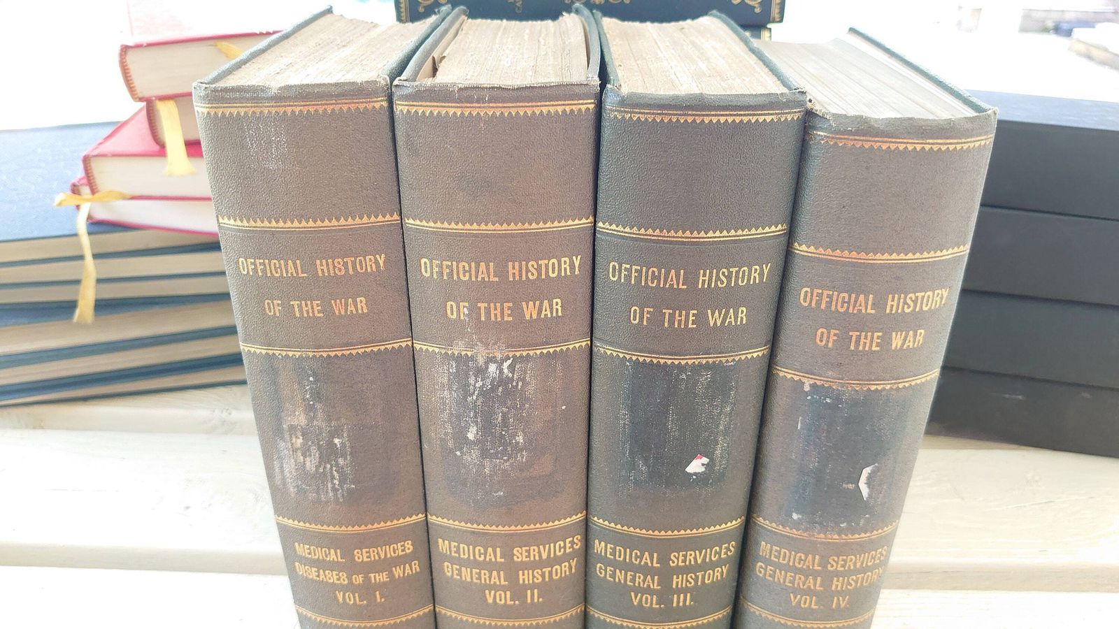 Official History Of The War   Medical Services   4 Volumes   Acceptable To Good Condition   1921 4 Hm Stationery Office Edition   Rare photo furniture