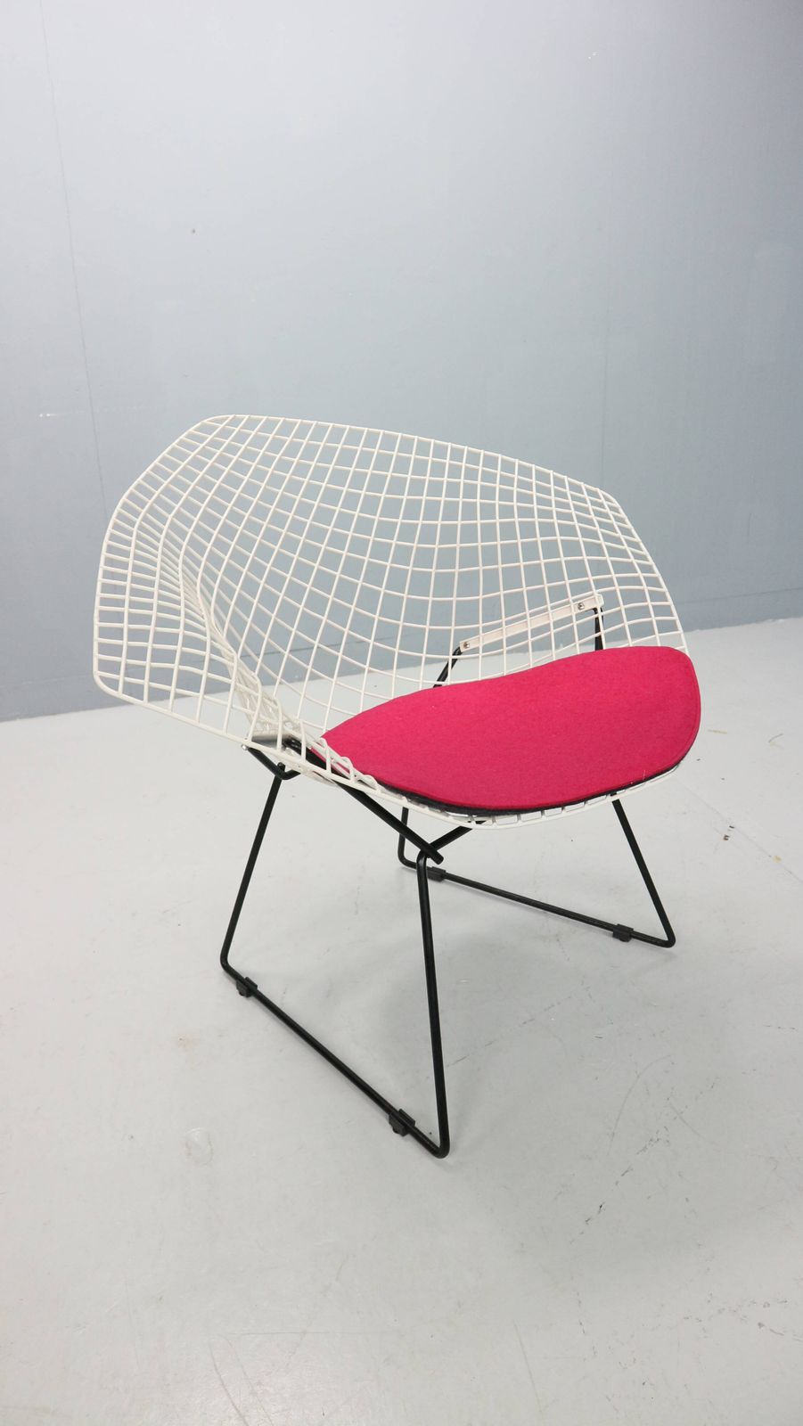photo buy Diamond Chair By Harry Bertoia In White & Black Metal And New Seating 1960s