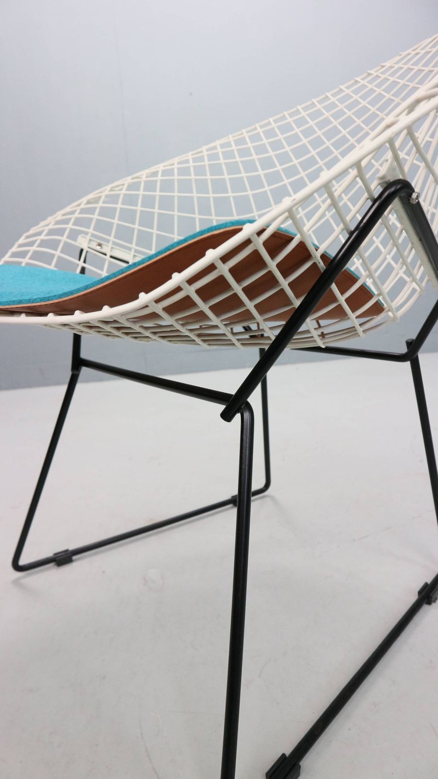 photo furniture Diamond Chair By Harry Bertoia In White & Black Metal And New Blue Seating